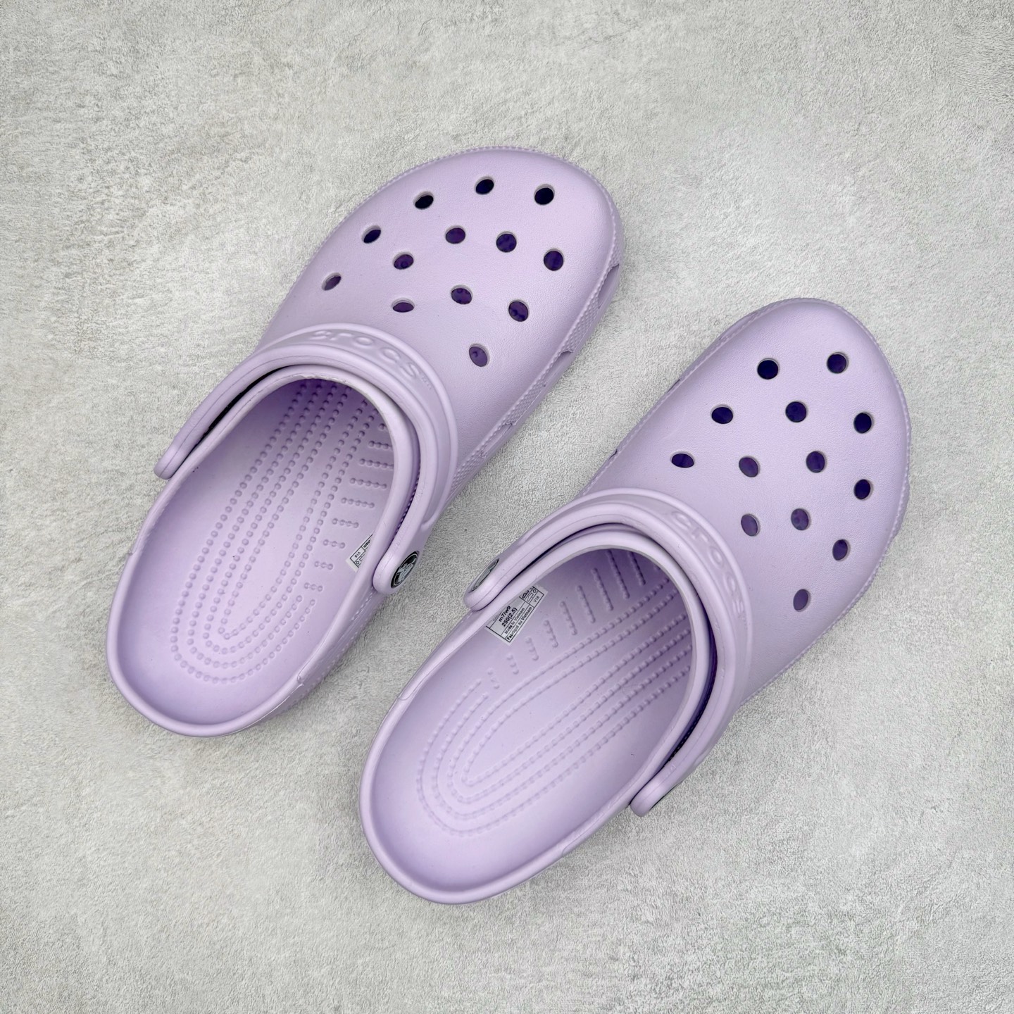 图片[3]-＃DG莞产 Crocs Classic Clog 卡骆驰经典简约休闲沙滩洞洞拖鞋凉鞋 透明防水袋包装 注意配件需单独购买 超轻Croslite专利材料打造 鞋面更加耐用易清洗 该鞋款轻盈舒适 2002年 经典克骆格诞生 秉承外形简单 穿着舒适的初衷 不断为消费者带来舒适的穿着体验 穿出“趣”味 鞋面洞洞可搭彰显个性的智必星 一鞋两穿 可调节式后跟带增添鞋身的稳固性能 放前面变成愜意舒适的凉拖 放后面行走跑跳更加稳妥 Croslite ™材料 封闭式细胞树脂 能够在体温作用下自动变形以适应脚部形状 涉水性优秀的同时易于清洁 抓地力强 不易打滑 Crocs的核心理念：轻便 灵活 全方位的舒适感 同步官方尺码：M4（36-37） M5（37-38）M6（38-39）M7（39-40）M8（41-42）M9（42-43）M10（43-44）M11（45-46）-选品中心