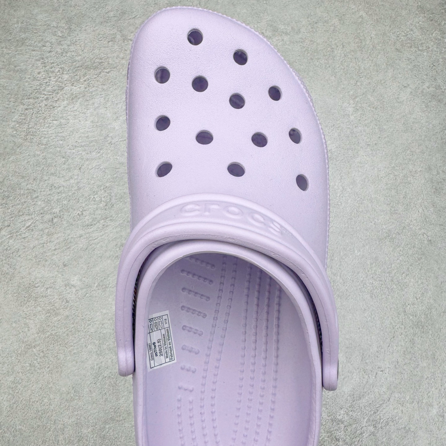 图片[4]-＃DG莞产 Crocs Classic Clog 卡骆驰经典简约休闲沙滩洞洞拖鞋凉鞋 透明防水袋包装 注意配件需单独购买 超轻Croslite专利材料打造 鞋面更加耐用易清洗 该鞋款轻盈舒适 2002年 经典克骆格诞生 秉承外形简单 穿着舒适的初衷 不断为消费者带来舒适的穿着体验 穿出“趣”味 鞋面洞洞可搭彰显个性的智必星 一鞋两穿 可调节式后跟带增添鞋身的稳固性能 放前面变成愜意舒适的凉拖 放后面行走跑跳更加稳妥 Croslite ™材料 封闭式细胞树脂 能够在体温作用下自动变形以适应脚部形状 涉水性优秀的同时易于清洁 抓地力强 不易打滑 Crocs的核心理念：轻便 灵活 全方位的舒适感 同步官方尺码：M4（36-37） M5（37-38）M6（38-39）M7（39-40）M8（41-42）M9（42-43）M10（43-44）M11（45-46）-选品中心