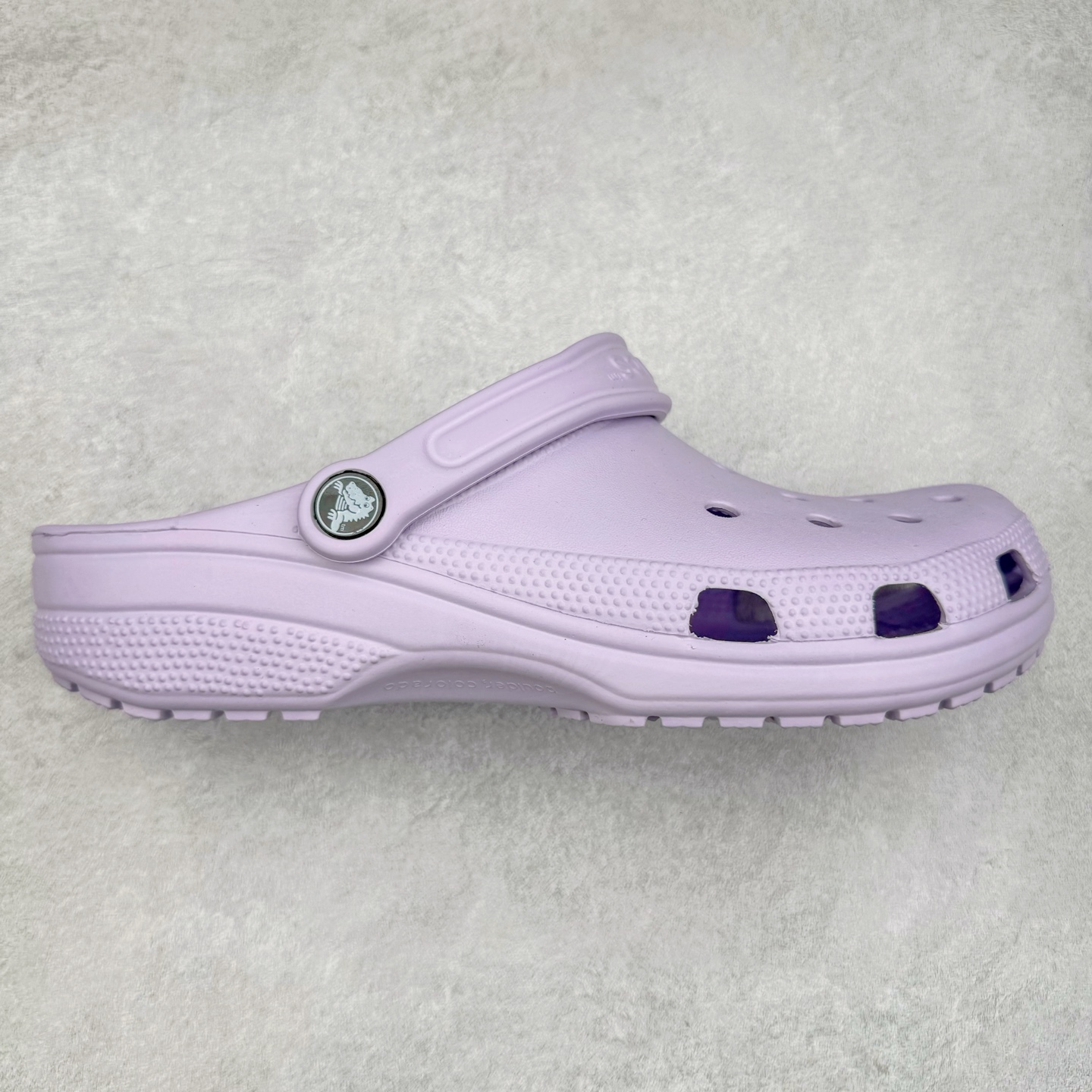 ＃DG莞产 Crocs Classic Clog 卡骆驰经典简约休闲沙滩洞洞拖鞋凉鞋 透明防水袋包装 注意配件需单独购买 超轻Croslite专利材料打造 鞋面更加耐用易清洗 该鞋款轻盈舒适 2002年 经典克骆格诞生 秉承外形简单 穿着舒适的初衷 不断为消费者带来舒适的穿着体验 穿出“趣”味 鞋面洞洞可搭彰显个性的智必星 一鞋两穿 可调节式后跟带增添鞋身的稳固性能 放前面变成愜意舒适的凉拖 放后面行走跑跳更加稳妥 Croslite ™材料 封闭式细胞树脂 能够在体温作用下自动变形以适应脚部形状 涉水性优秀的同时易于清洁 抓地力强 不易打滑 Crocs的核心理念：轻便 灵活 全方位的舒适感 同步官方尺码：M4（36-37） M5（37-38）M6（38-39）M7（39-40）M8（41-42）M9（42-43）M10（43-44）M11（45-46）-选品中心