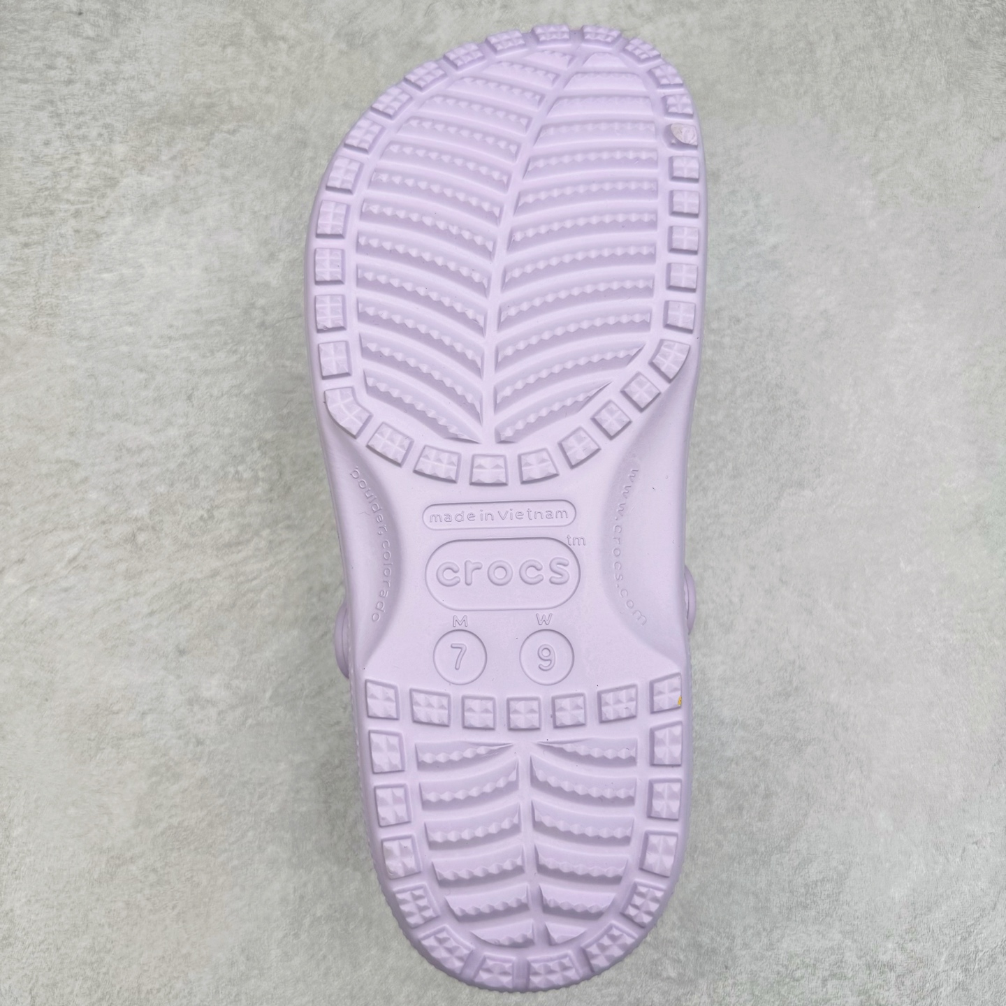 图片[9]-＃DG莞产 Crocs Classic Clog 卡骆驰经典简约休闲沙滩洞洞拖鞋凉鞋 透明防水袋包装 注意配件需单独购买 超轻Croslite专利材料打造 鞋面更加耐用易清洗 该鞋款轻盈舒适 2002年 经典克骆格诞生 秉承外形简单 穿着舒适的初衷 不断为消费者带来舒适的穿着体验 穿出“趣”味 鞋面洞洞可搭彰显个性的智必星 一鞋两穿 可调节式后跟带增添鞋身的稳固性能 放前面变成愜意舒适的凉拖 放后面行走跑跳更加稳妥 Croslite ™材料 封闭式细胞树脂 能够在体温作用下自动变形以适应脚部形状 涉水性优秀的同时易于清洁 抓地力强 不易打滑 Crocs的核心理念：轻便 灵活 全方位的舒适感 同步官方尺码：M4（36-37） M5（37-38）M6（38-39）M7（39-40）M8（41-42）M9（42-43）M10（43-44）M11（45-46）-选品中心