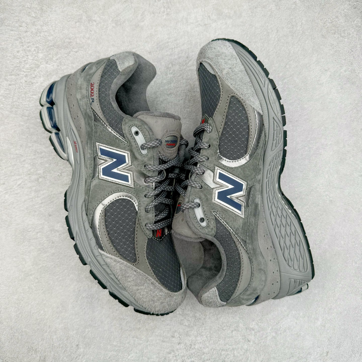 图片[3]-＃M纯原 New Balance M2002RHG NB新百伦潮流复古织物皮革减震防滑耐磨轻便低帮跑步鞋 元祖灰 原档数据独立私模大底 唯一正确六层组合大底 RB前软后硬 百分百还原原鞋脚感 基于市场现有版本全新升级调整 NB市场最强产物 全网最全配色加持 全套原楦原纸板原厂数据开发 全鞋电脑针车加持 原厂网布 原装进口头层翻毛皮料正确绒感卡色 正确中底拉帮中底网布细节 一比一手工擦旧效果 冲裁组合 匠心打造 耗时两个月开发完成 工艺极其复杂难度可想而知 高端零售专供产物 尺码：36 37 37.5 38 38.5 39.5 40 40.5 41.5 42 42.5 43 44 44.5 45 45.5 46.5 47-选品中心