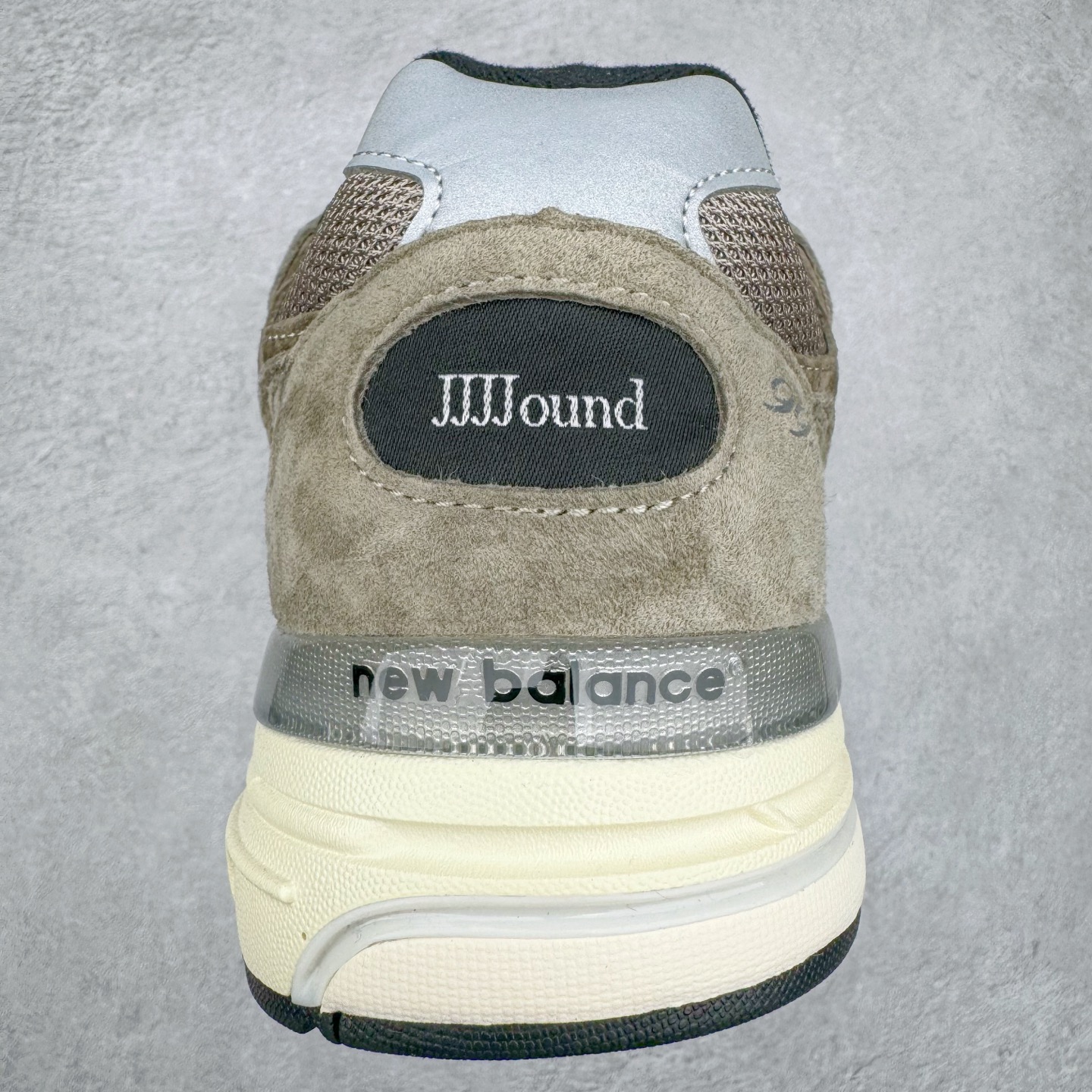 图片[8]-＃总裁 JJJJound x New Balance M993JJ 新百伦NB993联名总统复古慢跑鞋 灰棕 正确3M反光细节 原楦原纸版开发 正确6层组合底模精密开发 后跟透明TPU水晶装饰条稳固 沿用了引以为傲的跑鞋手工技艺 采用猪皮绒面并包裹局部透气网面的鞋身设计 菱网鞋舌上刻有New Balance USA 鞋面依旧身着经典的大热之灰 彰显了其高端的品质身份 尺码：36 37 37.5 38 38.5 39.5 40 40.5 41.5 42 42.5 43 44 44.5 45 45.5 46.5-选品中心