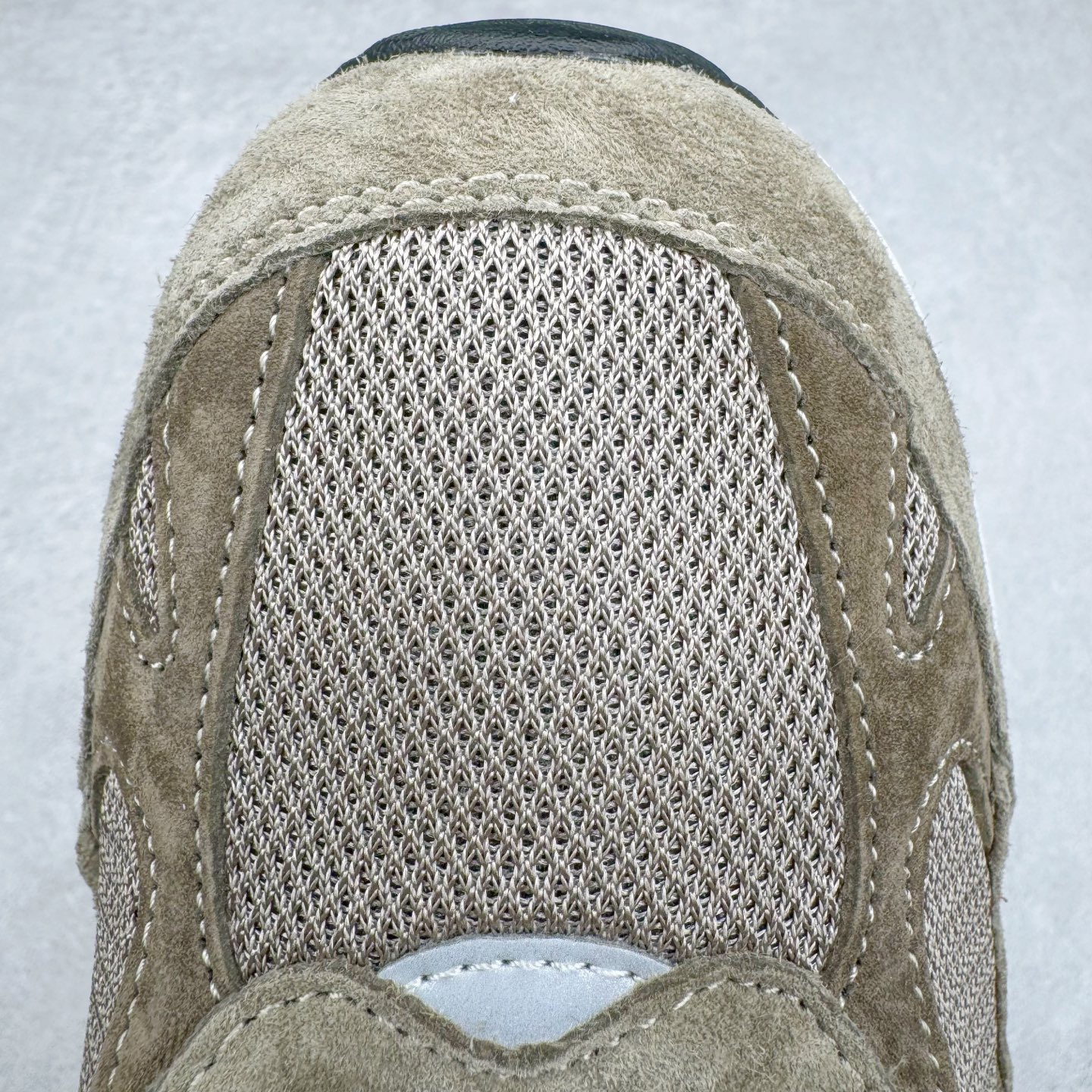 图片[14]-＃总裁 JJJJound x New Balance M993JJ 新百伦NB993联名总统复古慢跑鞋 灰棕 正确3M反光细节 原楦原纸版开发 正确6层组合底模精密开发 后跟透明TPU水晶装饰条稳固 沿用了引以为傲的跑鞋手工技艺 采用猪皮绒面并包裹局部透气网面的鞋身设计 菱网鞋舌上刻有New Balance USA 鞋面依旧身着经典的大热之灰 彰显了其高端的品质身份 尺码：36 37 37.5 38 38.5 39.5 40 40.5 41.5 42 42.5 43 44 44.5 45 45.5 46.5-选品中心