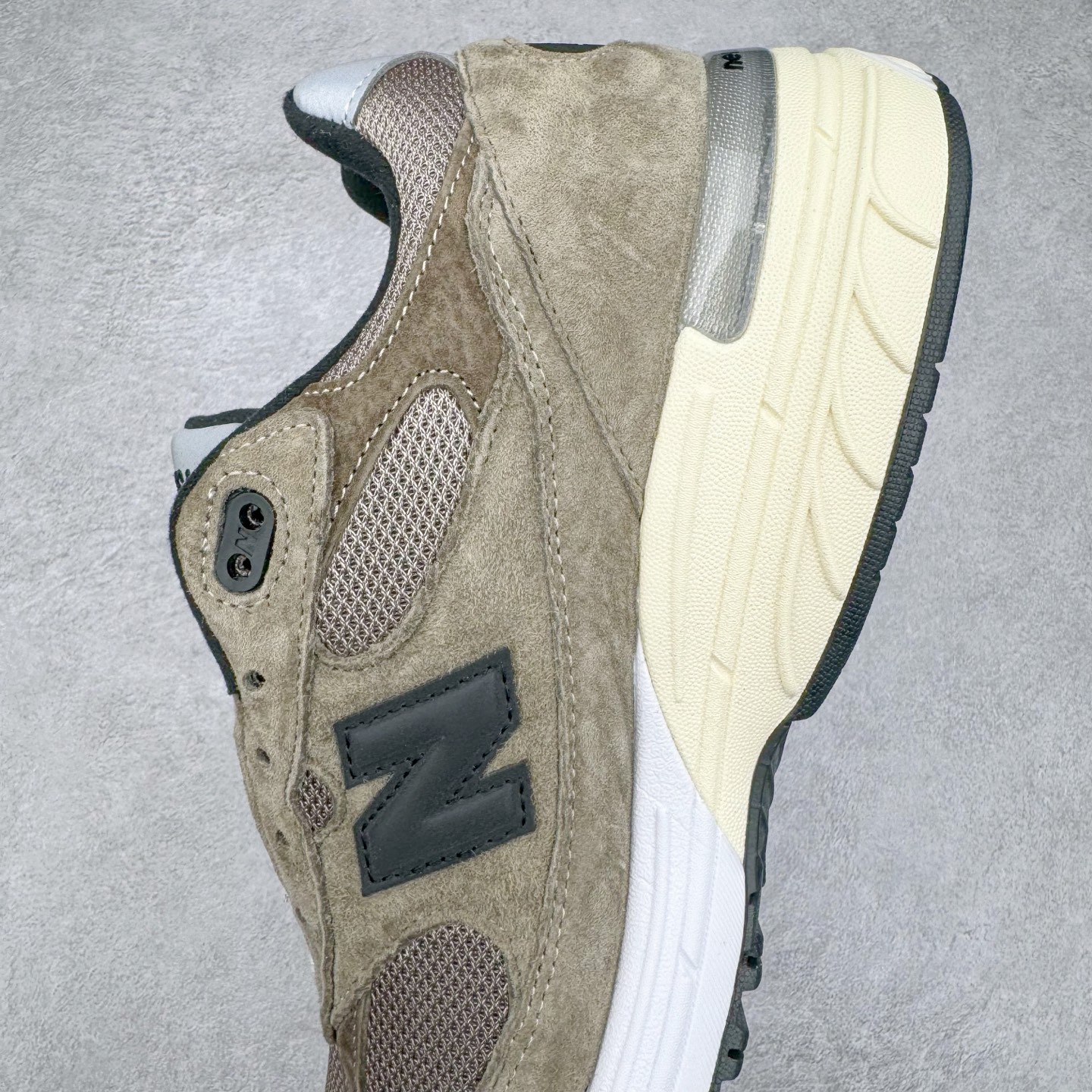 图片[7]-＃总裁 JJJJound x New Balance M993JJ 新百伦NB993联名总统复古慢跑鞋 灰棕 正确3M反光细节 原楦原纸版开发 正确6层组合底模精密开发 后跟透明TPU水晶装饰条稳固 沿用了引以为傲的跑鞋手工技艺 采用猪皮绒面并包裹局部透气网面的鞋身设计 菱网鞋舌上刻有New Balance USA 鞋面依旧身着经典的大热之灰 彰显了其高端的品质身份 尺码：36 37 37.5 38 38.5 39.5 40 40.5 41.5 42 42.5 43 44 44.5 45 45.5 46.5-选品中心