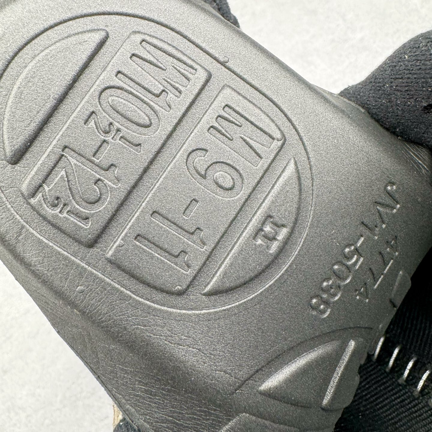 图片[10]-＃总裁 JJJJound x New Balance M993JJ 新百伦NB993联名总统复古慢跑鞋 灰棕 正确3M反光细节 原楦原纸版开发 正确6层组合底模精密开发 后跟透明TPU水晶装饰条稳固 沿用了引以为傲的跑鞋手工技艺 采用猪皮绒面并包裹局部透气网面的鞋身设计 菱网鞋舌上刻有New Balance USA 鞋面依旧身着经典的大热之灰 彰显了其高端的品质身份 尺码：36 37 37.5 38 38.5 39.5 40 40.5 41.5 42 42.5 43 44 44.5 45 45.5 46.5-选品中心