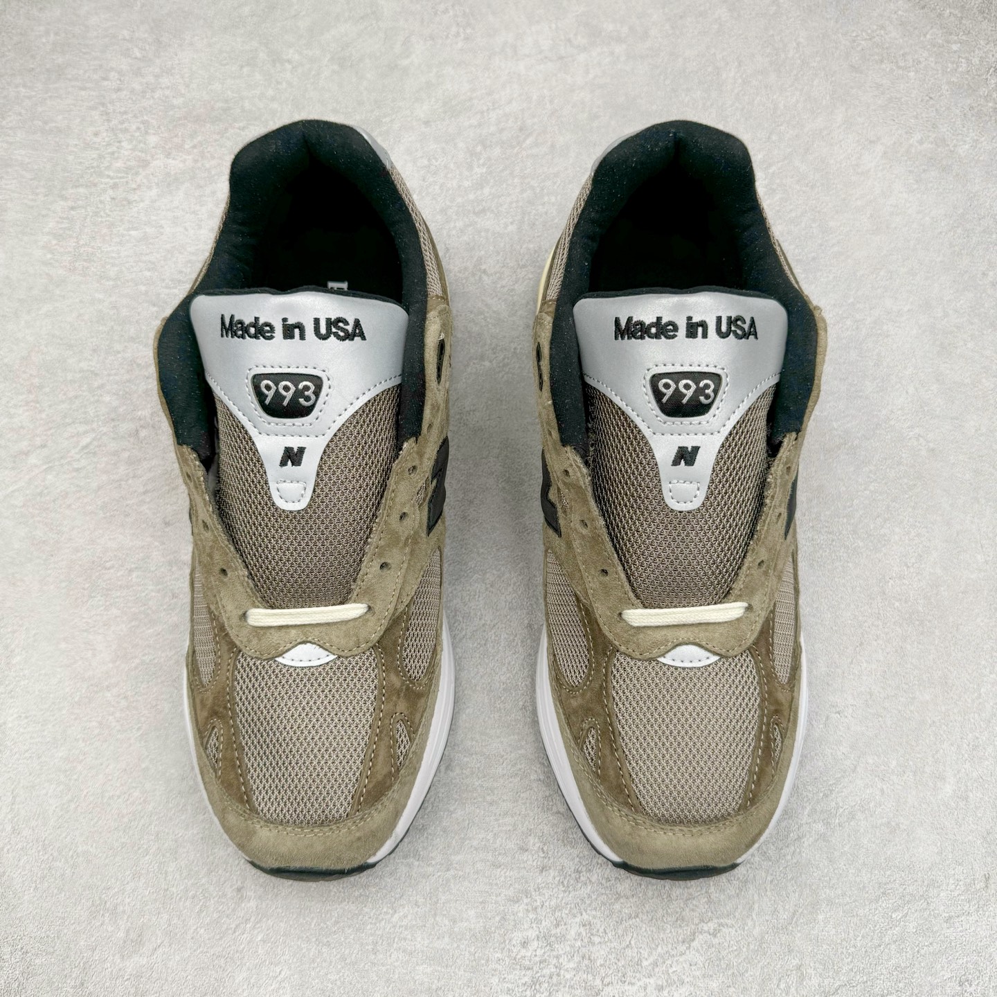 图片[2]-＃总裁 JJJJound x New Balance M993JJ 新百伦NB993联名总统复古慢跑鞋 灰棕 正确3M反光细节 原楦原纸版开发 正确6层组合底模精密开发 后跟透明TPU水晶装饰条稳固 沿用了引以为傲的跑鞋手工技艺 采用猪皮绒面并包裹局部透气网面的鞋身设计 菱网鞋舌上刻有New Balance USA 鞋面依旧身着经典的大热之灰 彰显了其高端的品质身份 尺码：36 37 37.5 38 38.5 39.5 40 40.5 41.5 42 42.5 43 44 44.5 45 45.5 46.5-选品中心