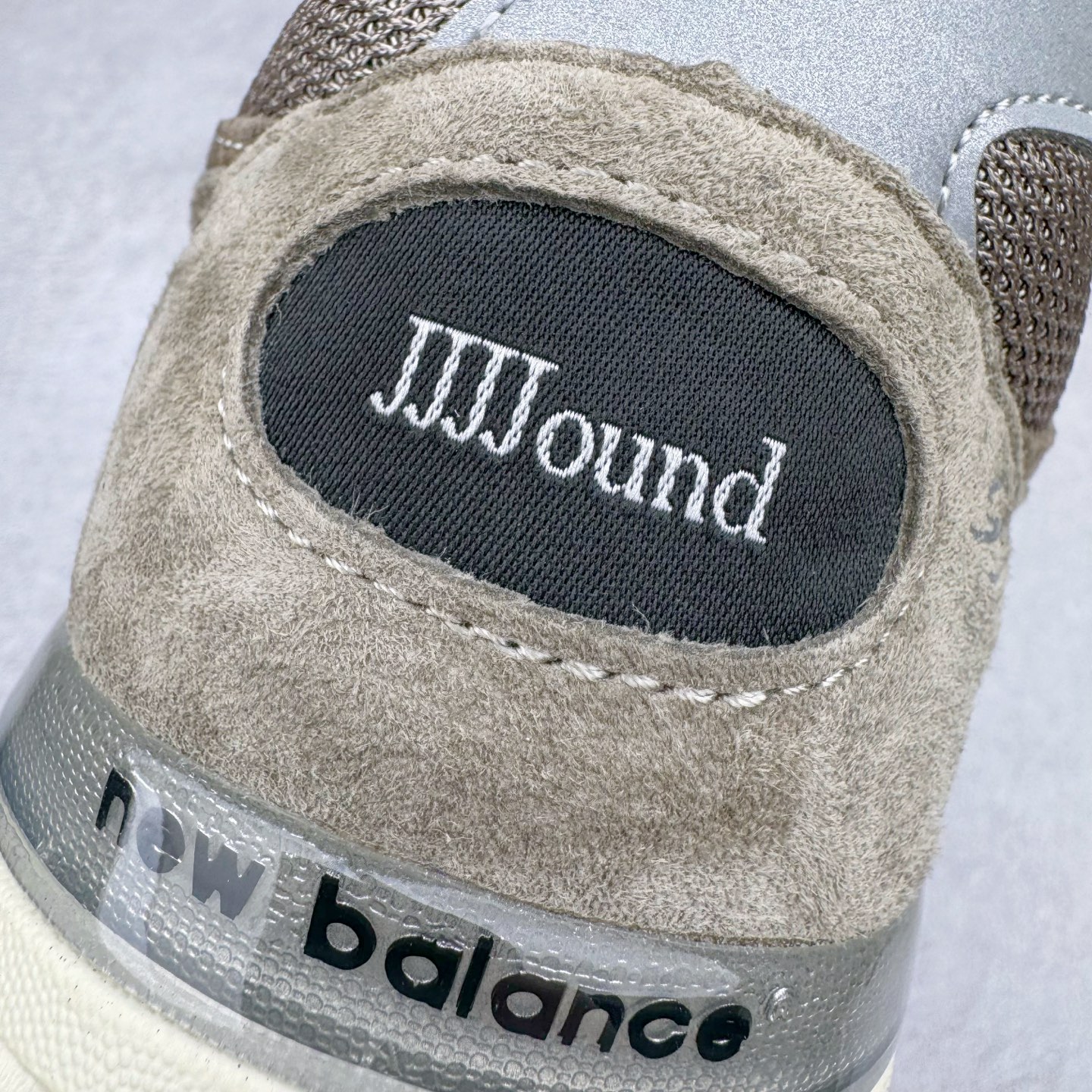 图片[15]-＃总裁 JJJJound x New Balance M993JJ 新百伦NB993联名总统复古慢跑鞋 灰棕 正确3M反光细节 原楦原纸版开发 正确6层组合底模精密开发 后跟透明TPU水晶装饰条稳固 沿用了引以为傲的跑鞋手工技艺 采用猪皮绒面并包裹局部透气网面的鞋身设计 菱网鞋舌上刻有New Balance USA 鞋面依旧身着经典的大热之灰 彰显了其高端的品质身份 尺码：36 37 37.5 38 38.5 39.5 40 40.5 41.5 42 42.5 43 44 44.5 45 45.5 46.5-选品中心