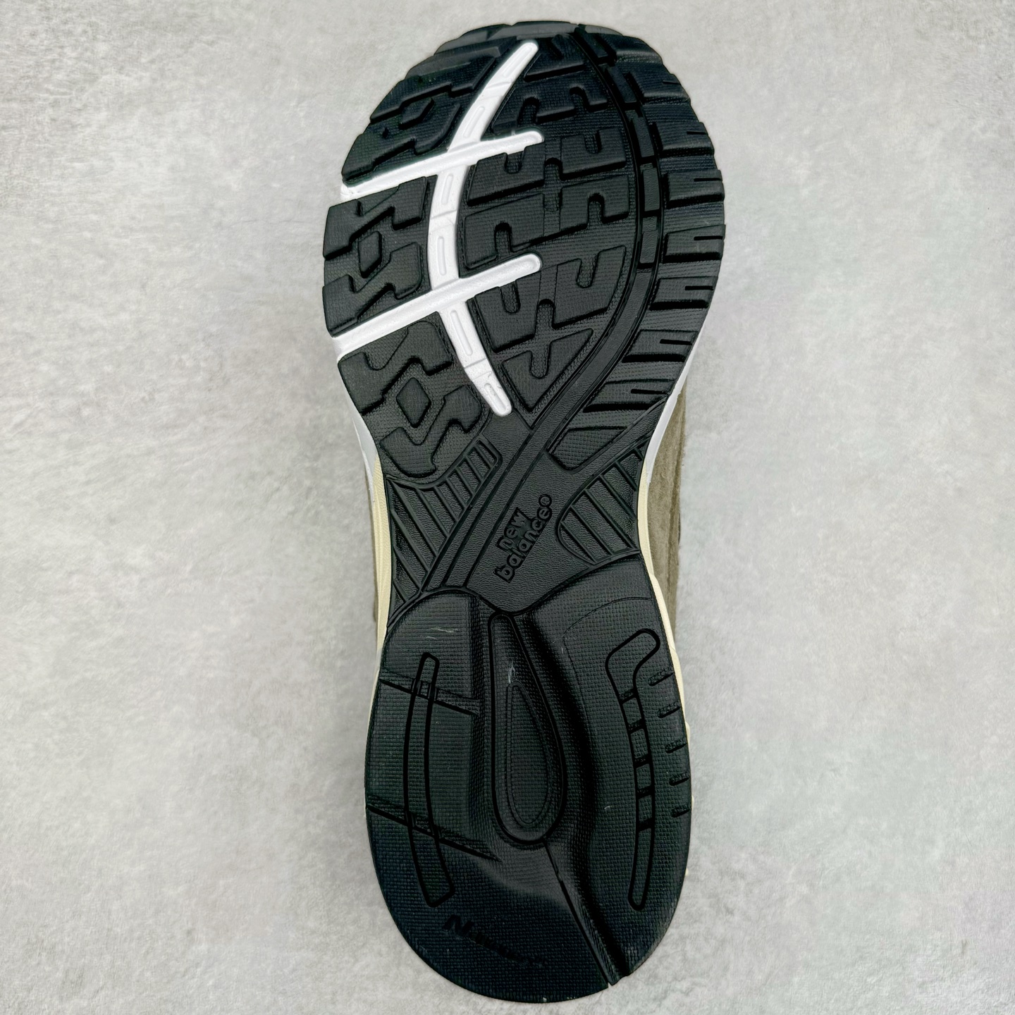 图片[9]-＃总裁 JJJJound x New Balance M993JJ 新百伦NB993联名总统复古慢跑鞋 灰棕 正确3M反光细节 原楦原纸版开发 正确6层组合底模精密开发 后跟透明TPU水晶装饰条稳固 沿用了引以为傲的跑鞋手工技艺 采用猪皮绒面并包裹局部透气网面的鞋身设计 菱网鞋舌上刻有New Balance USA 鞋面依旧身着经典的大热之灰 彰显了其高端的品质身份 尺码：36 37 37.5 38 38.5 39.5 40 40.5 41.5 42 42.5 43 44 44.5 45 45.5 46.5-选品中心