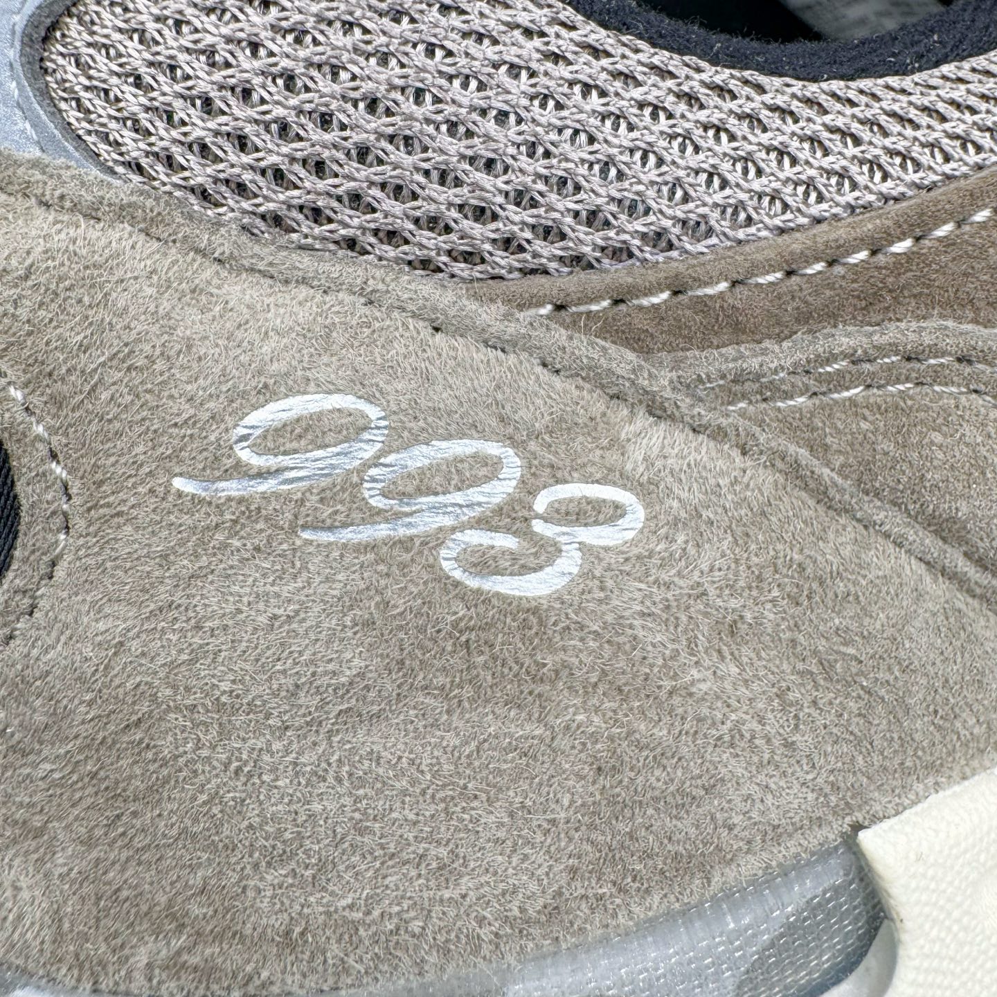 图片[16]-＃总裁 JJJJound x New Balance M993JJ 新百伦NB993联名总统复古慢跑鞋 灰棕 正确3M反光细节 原楦原纸版开发 正确6层组合底模精密开发 后跟透明TPU水晶装饰条稳固 沿用了引以为傲的跑鞋手工技艺 采用猪皮绒面并包裹局部透气网面的鞋身设计 菱网鞋舌上刻有New Balance USA 鞋面依旧身着经典的大热之灰 彰显了其高端的品质身份 尺码：36 37 37.5 38 38.5 39.5 40 40.5 41.5 42 42.5 43 44 44.5 45 45.5 46.5-选品中心