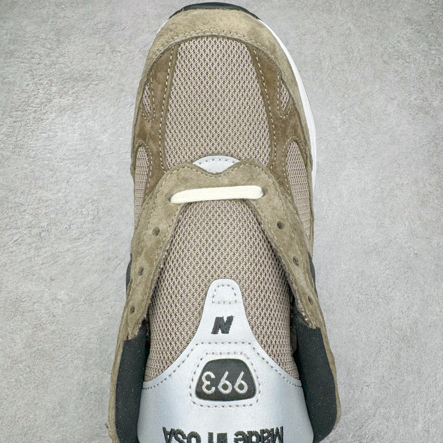 图片[4]-＃总裁 JJJJound x New Balance M993JJ 新百伦NB993联名总统复古慢跑鞋 灰棕 正确3M反光细节 原楦原纸版开发 正确6层组合底模精密开发 后跟透明TPU水晶装饰条稳固 沿用了引以为傲的跑鞋手工技艺 采用猪皮绒面并包裹局部透气网面的鞋身设计 菱网鞋舌上刻有New Balance USA 鞋面依旧身着经典的大热之灰 彰显了其高端的品质身份 尺码：36 37 37.5 38 38.5 39.5 40 40.5 41.5 42 42.5 43 44 44.5 45 45.5 46.5-选品中心