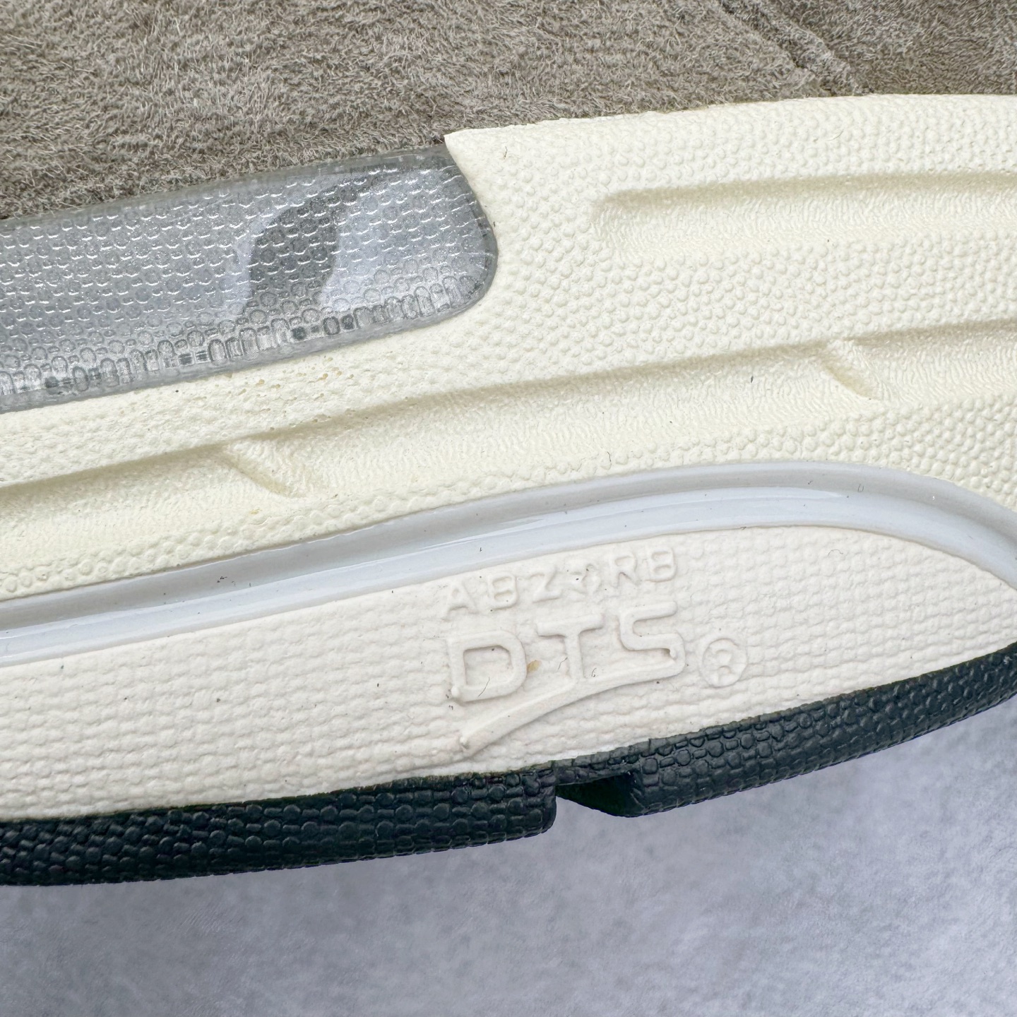 图片[17]-＃总裁 JJJJound x New Balance M993JJ 新百伦NB993联名总统复古慢跑鞋 灰棕 正确3M反光细节 原楦原纸版开发 正确6层组合底模精密开发 后跟透明TPU水晶装饰条稳固 沿用了引以为傲的跑鞋手工技艺 采用猪皮绒面并包裹局部透气网面的鞋身设计 菱网鞋舌上刻有New Balance USA 鞋面依旧身着经典的大热之灰 彰显了其高端的品质身份 尺码：36 37 37.5 38 38.5 39.5 40 40.5 41.5 42 42.5 43 44 44.5 45 45.5 46.5-选品中心