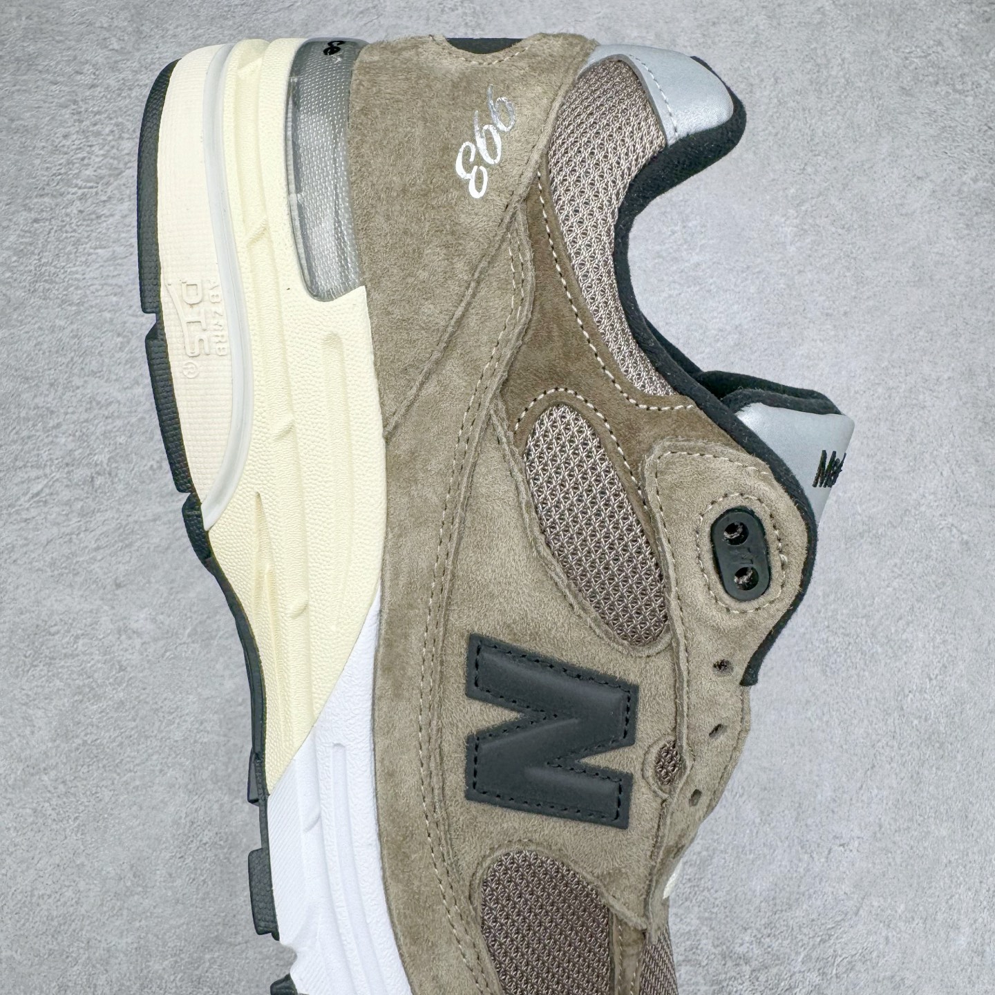 图片[6]-＃总裁 JJJJound x New Balance M993JJ 新百伦NB993联名总统复古慢跑鞋 灰棕 正确3M反光细节 原楦原纸版开发 正确6层组合底模精密开发 后跟透明TPU水晶装饰条稳固 沿用了引以为傲的跑鞋手工技艺 采用猪皮绒面并包裹局部透气网面的鞋身设计 菱网鞋舌上刻有New Balance USA 鞋面依旧身着经典的大热之灰 彰显了其高端的品质身份 尺码：36 37 37.5 38 38.5 39.5 40 40.5 41.5 42 42.5 43 44 44.5 45 45.5 46.5-选品中心