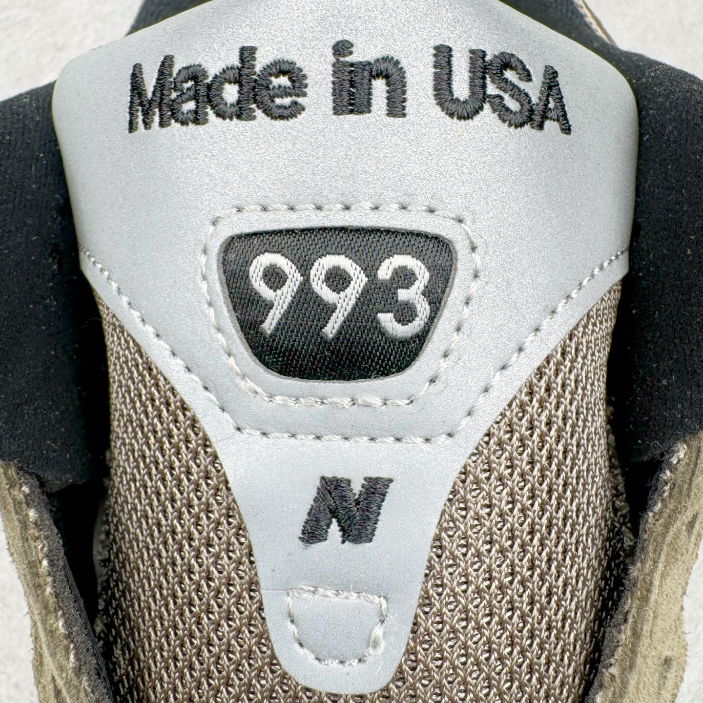 图片[13]-＃总裁 JJJJound x New Balance M993JJ 新百伦NB993联名总统复古慢跑鞋 灰棕 正确3M反光细节 原楦原纸版开发 正确6层组合底模精密开发 后跟透明TPU水晶装饰条稳固 沿用了引以为傲的跑鞋手工技艺 采用猪皮绒面并包裹局部透气网面的鞋身设计 菱网鞋舌上刻有New Balance USA 鞋面依旧身着经典的大热之灰 彰显了其高端的品质身份 尺码：36 37 37.5 38 38.5 39.5 40 40.5 41.5 42 42.5 43 44 44.5 45 45.5 46.5-选品中心