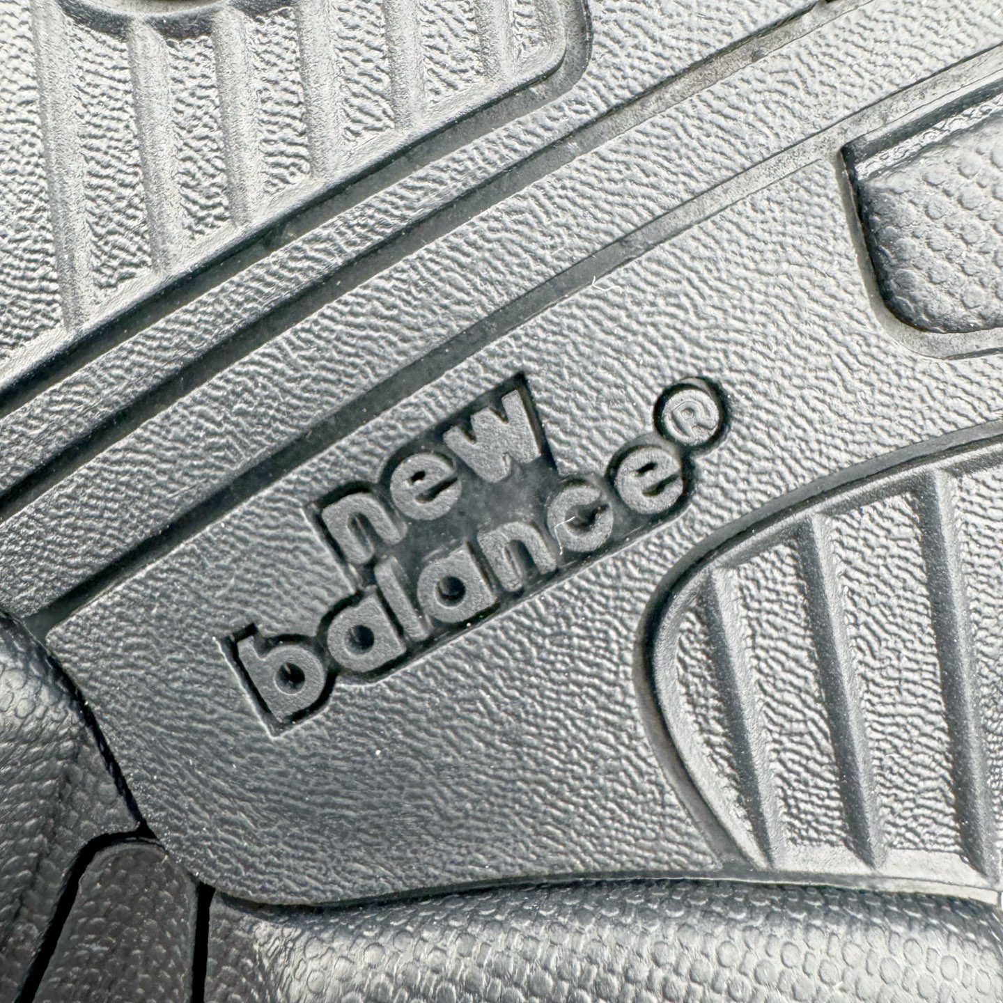 图片[19]-＃总裁 JJJJound x New Balance M993JJ 新百伦NB993联名总统复古慢跑鞋 灰棕 正确3M反光细节 原楦原纸版开发 正确6层组合底模精密开发 后跟透明TPU水晶装饰条稳固 沿用了引以为傲的跑鞋手工技艺 采用猪皮绒面并包裹局部透气网面的鞋身设计 菱网鞋舌上刻有New Balance USA 鞋面依旧身着经典的大热之灰 彰显了其高端的品质身份 尺码：36 37 37.5 38 38.5 39.5 40 40.5 41.5 42 42.5 43 44 44.5 45 45.5 46.5-选品中心