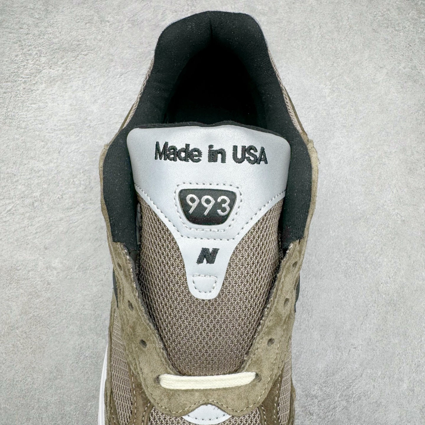 图片[5]-＃总裁 JJJJound x New Balance M993JJ 新百伦NB993联名总统复古慢跑鞋 灰棕 正确3M反光细节 原楦原纸版开发 正确6层组合底模精密开发 后跟透明TPU水晶装饰条稳固 沿用了引以为傲的跑鞋手工技艺 采用猪皮绒面并包裹局部透气网面的鞋身设计 菱网鞋舌上刻有New Balance USA 鞋面依旧身着经典的大热之灰 彰显了其高端的品质身份 尺码：36 37 37.5 38 38.5 39.5 40 40.5 41.5 42 42.5 43 44 44.5 45 45.5 46.5-选品中心