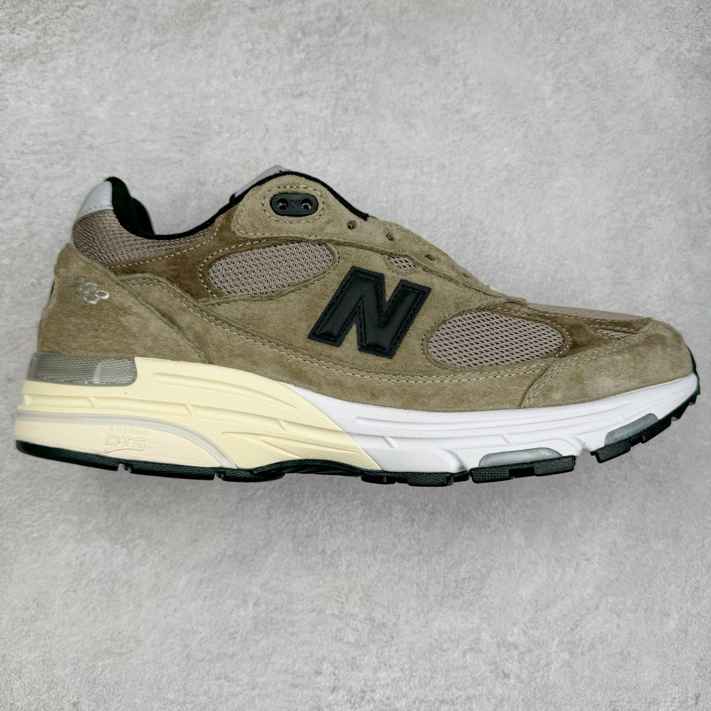 ＃总裁 JJJJound x New Balance M993JJ 新百伦NB993联名总统复古慢跑鞋 灰棕 正确3M反光细节 原楦原纸版开发 正确6层组合底模精密开发 后跟透明TPU水晶装饰条稳固 沿用了引以为傲的跑鞋手工技艺 采用猪皮绒面并包裹局部透气网面的鞋身设计 菱网鞋舌上刻有New Balance USA 鞋面依旧身着经典的大热之灰 彰显了其高端的品质身份 尺码：36 37 37.5 38 38.5 39.5 40 40.5 41.5 42 42.5 43 44 44.5 45 45.5 46.5-选品中心