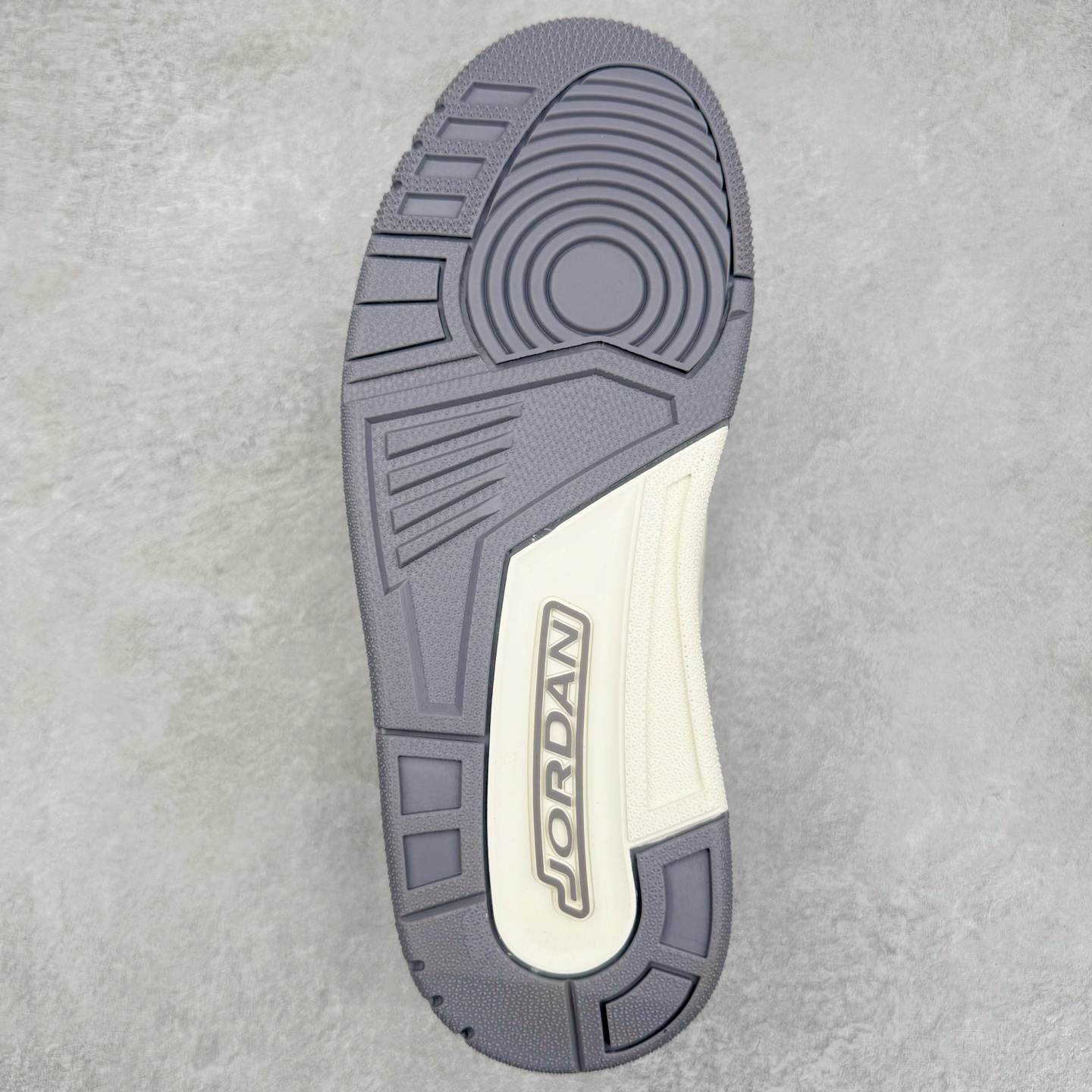 图片[9]-＃F版 Air Jordan AJ3 Retro 白灰 CK9246-100 原楦原纸板开发 确保原汁原味 原厂皮料质感色泽绝无偏差 完美中底拉帮 原厂中底钢印 原档案大底 如假白送 大底纹路 气垫通透度PU的回弹性均百分百还原 原厂电绣鞋舌飞人刺绣针数立体讲究精细欢迎对比正品原鞋 尺码：36 36.5 37.5 38 38.5 39 40 40.5 41 42 42.5 43 44 44.5 45 46 47.5-选品中心