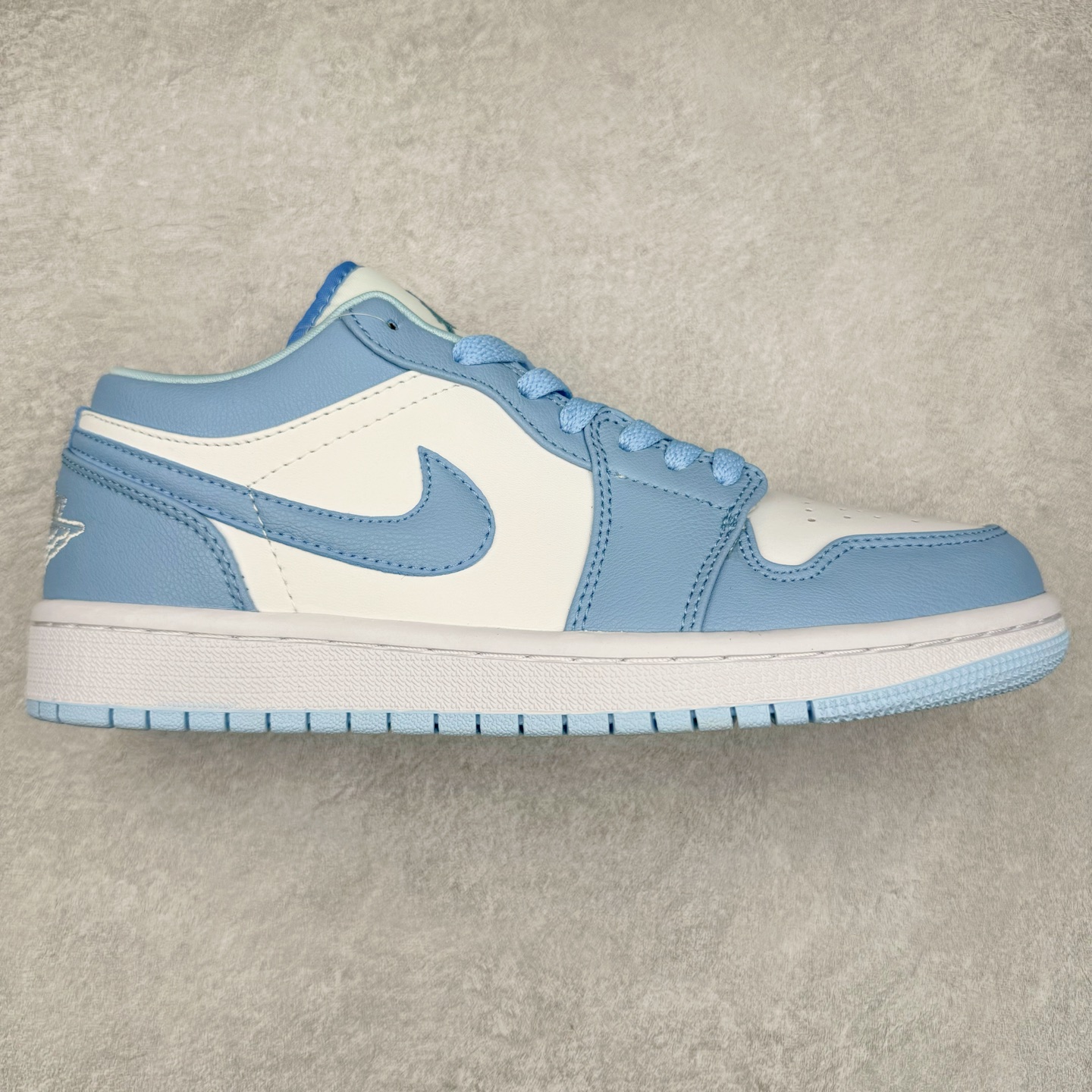 图片[4]-＃福利特价 Air Jordan AJ1 Low 低帮系列 百分百全新货品 零氧化发霉 给足利润空间操作 超乎所想的高性价比 原装楦头纸板开发 完美鞋型 超高清洁度 鞋型不臃肿别扭 原厂内置全掌气垫 A模大底 鞋舌AJ原厂专用牛津布 AJ专用反口珍珠布 原厂无杂质高弹内里海棉 特殊封边弹力鞋带 原鞋开模 拒绝公底 购置公司同步原材料 都有细节原汁原味 忠于原版 尺码：36 36.5 37.5 38 38.5 39 40 40.5 41 42 42.5 43 44 44.5 45 46-选品中心