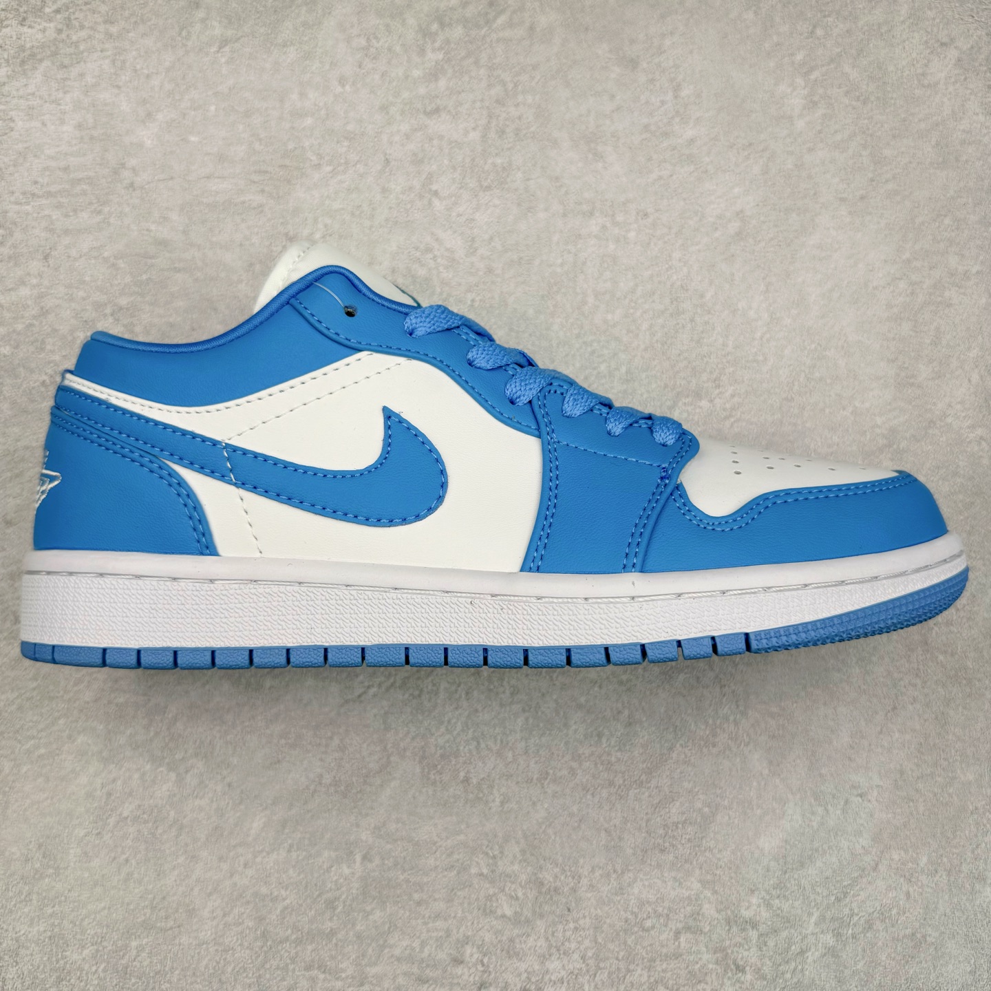 ＃福利特价 Air Jordan AJ1 Low 低帮系列 百分百全新货品 零氧化发霉 给足利润空间操作 超乎所想的高性价比 原装楦头纸板开发 完美鞋型 超高清洁度 鞋型不臃肿别扭 原厂内置全掌气垫 A模大底 鞋舌AJ原厂专用牛津布 AJ专用反口珍珠布 原厂无杂质高弹内里海棉 特殊封边弹力鞋带 原鞋开模 拒绝公底 购置公司同步原材料 都有细节原汁原味 忠于原版 尺码：36 36.5 37.5 38 38.5 39 40 40.5 41 42 42.5 43 44 44.5 45 46-选品中心