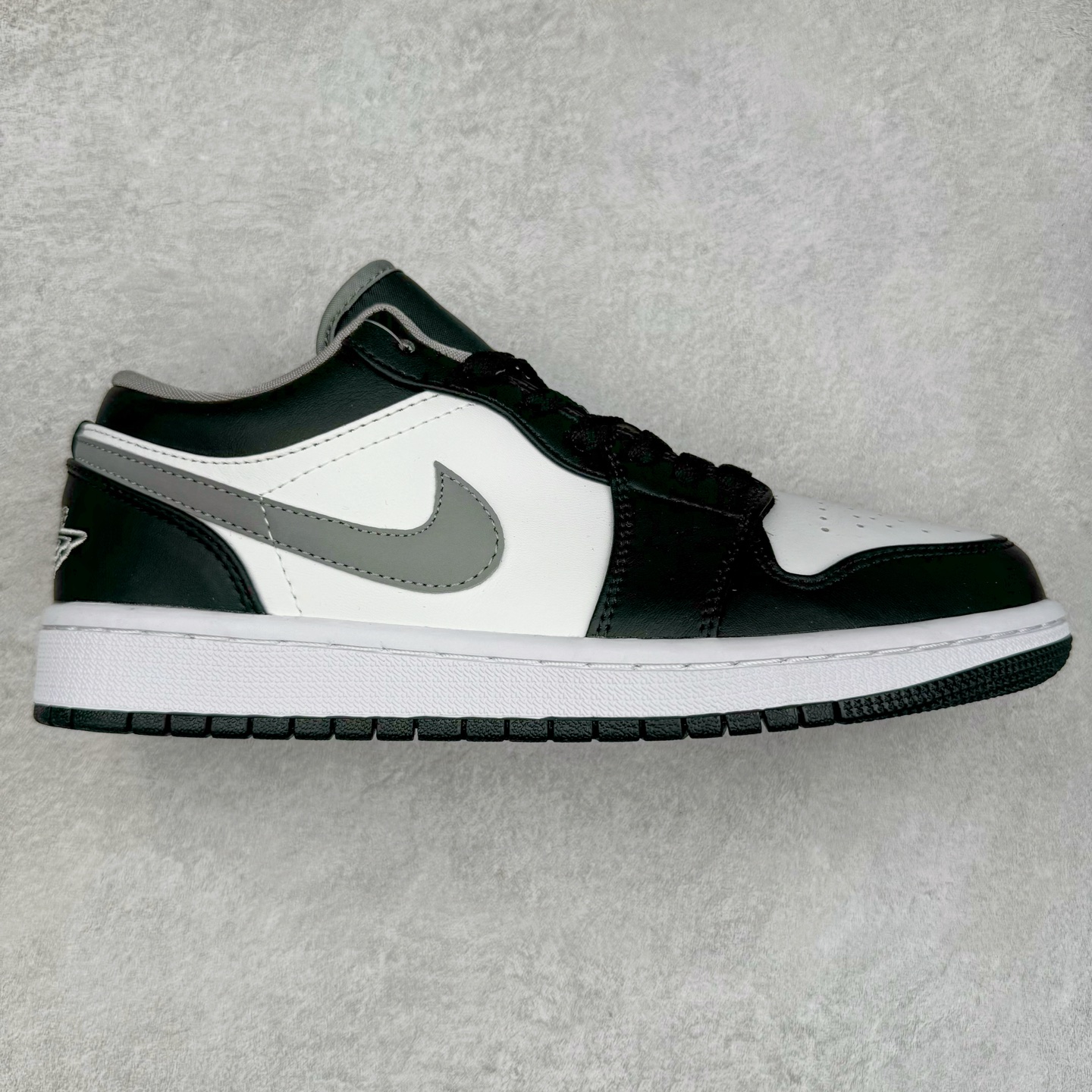 ＃福利特价 Air Jordan AJ1 Low 低帮系列 百分百全新货品 零氧化发霉 给足利润空间操作 超乎所想的高性价比 原装楦头纸板开发 完美鞋型 超高清洁度 鞋型不臃肿别扭 原厂内置全掌气垫 A模大底 鞋舌AJ原厂专用牛津布 AJ专用反口珍珠布 原厂无杂质高弹内里海棉 特殊封边弹力鞋带 原鞋开模 拒绝公底 购置公司同步原材料 都有细节原汁原味 忠于原版 尺码：36 36.5 37.5 38 38.5 39 40 40.5 41 42 42.5 43 44 44.5 45 46-选品中心