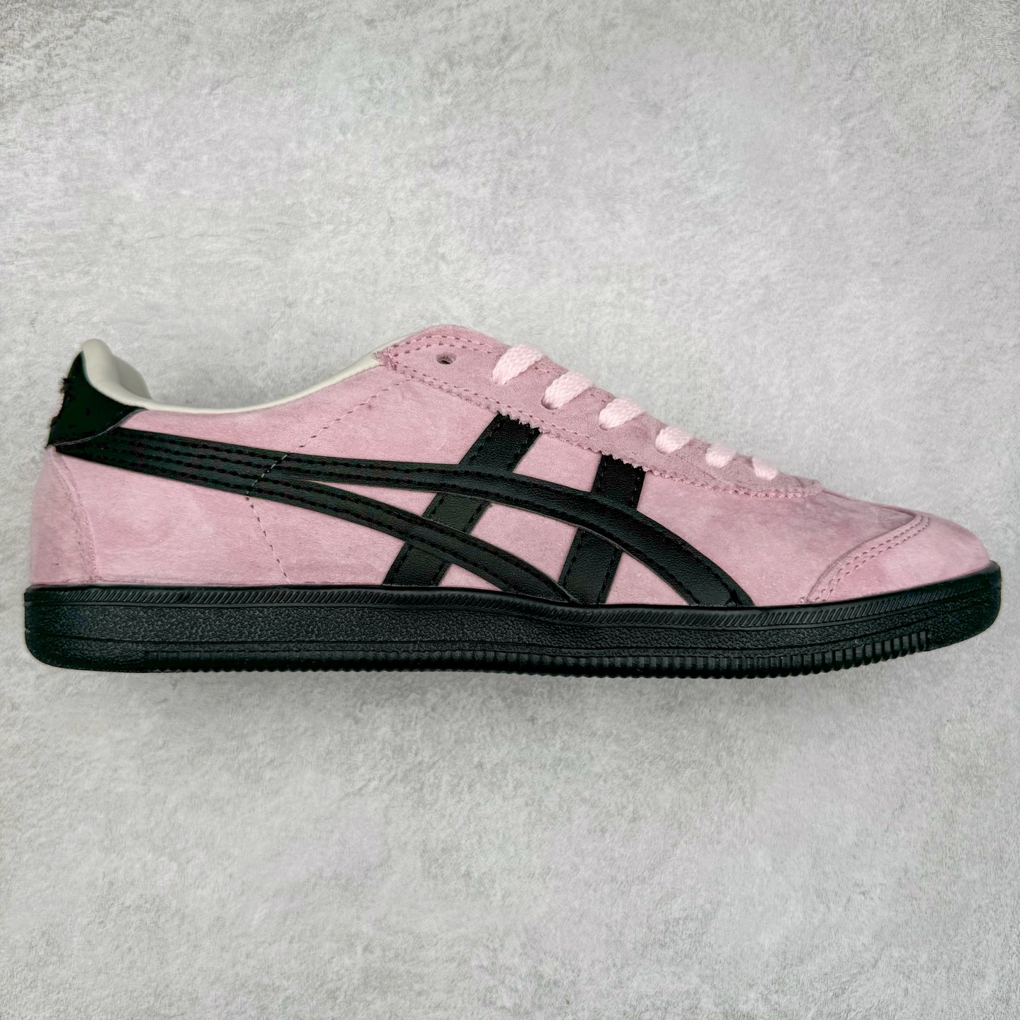 ＃特价福利 Asics Onitsuka Tige TOKUTEN 亚瑟士鬼冢虎男女士复古跑鞋街拍潮鞋低帮板鞋经典款中性复古运动鞋 轻盈舒适 时尚与复古与一体 轻盈的款式 适合夏天~简单的设定配合修长的线条 全鞋身均以麖皮打造 散发着日本新一代的潮流品味 无论配衬任何造型都能胜任 Tokuten 精神来自80年代的室内用鞋 T-TOE前足补强设计 环状中底底部结构 橡胶大底元素 防滑耐磨的同时保持着鞋子的轻盈 并提供良好牵引力 脚感柔软舒适 长时间行走也不会觉得脚部不适 经典复刻款 休闲百搭 中性款男女都可穿 尺码：36 37 37.5 38 39 40.5 41.5 42 42.5 43.5 44 45-选品中心