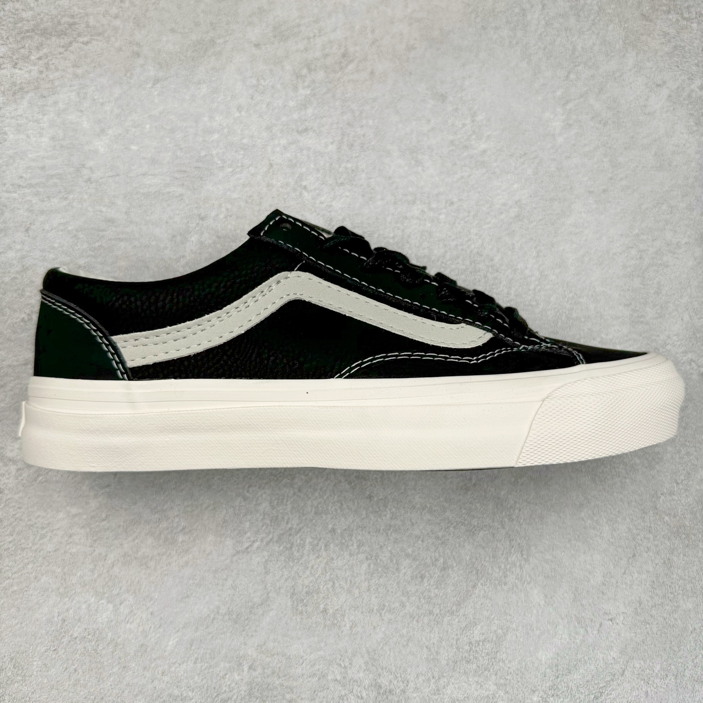 Vans Premium Old Skool 36 范斯官方 高端全皮质复古板鞋 经典Style 36 鞋型增强复古属性 从鞋型和贴合度方面重塑鞋款 全皮压纹材质质感拉满 缓震活动鞋垫使脚感更舒适 易搭配难出错 货号:VN000D57BLK1 尺码:36 36.5 37 38 38.5 39 40 40.5 41 42 42.5 43 44-选品中心