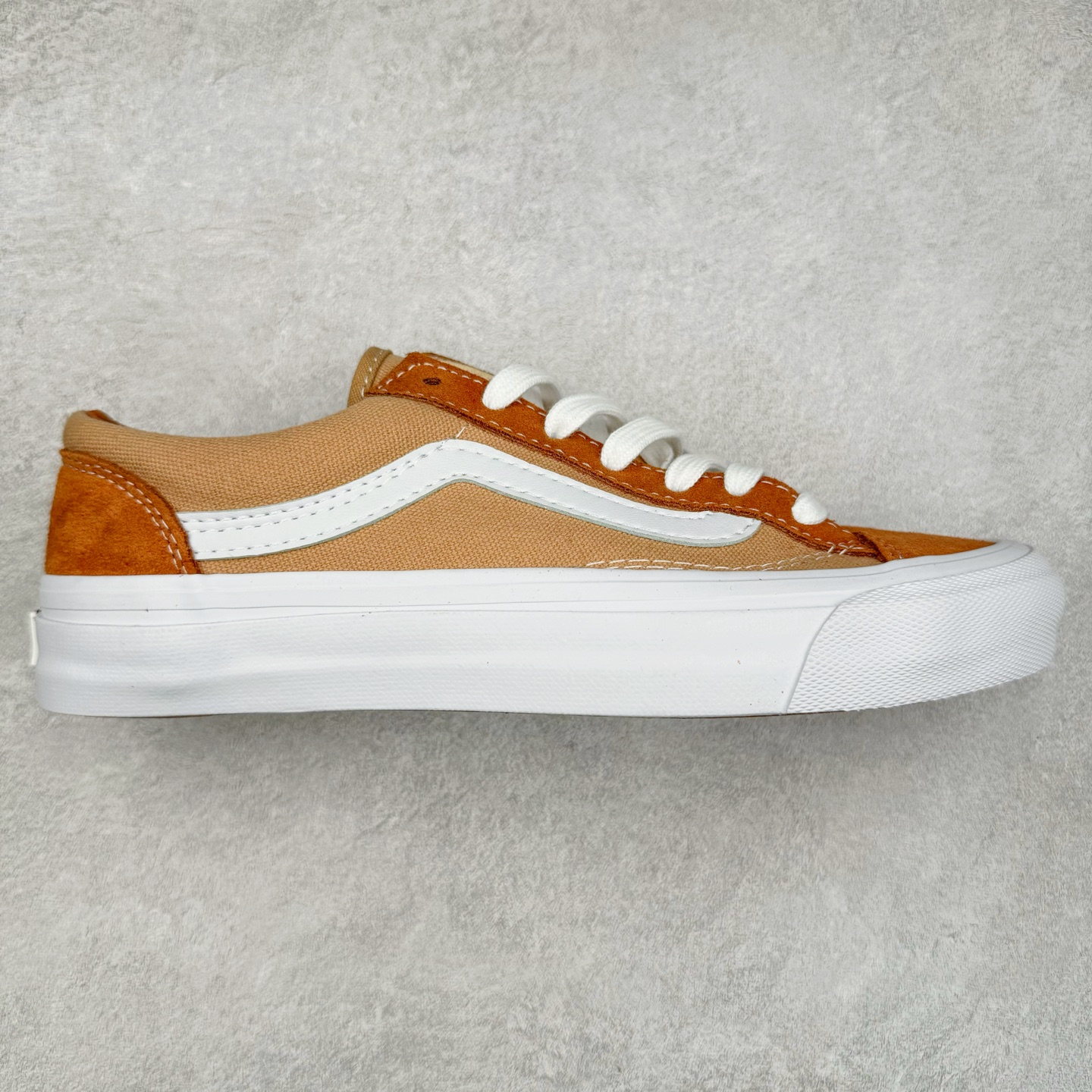 Vans Old Skool LX 36VT 脏橘 范斯官方 防滑耐磨复古休闲板鞋 鞋身棕橘色牛仔布和麂皮拼接 经典Style 36 鞋型增强复古属性 从鞋型和贴合度方面重塑鞋款 全皮压纹材质质感拉满 缓震活动鞋垫使脚感更舒适 货号:VN000D57TBR 尺码:36 36.5 37 38 38.5 39 40 40.5 41 42 42.5 43 44-选品中心