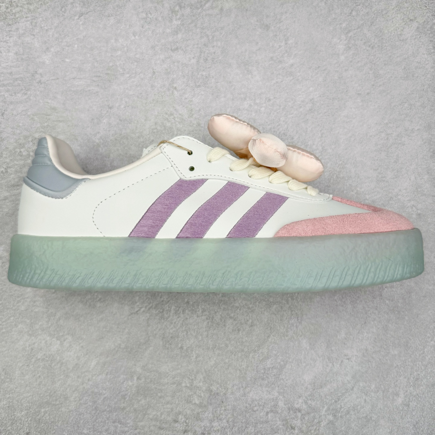 AD Samba XLG 桑巴舞加大厚底版系列德训风百搭松糕休闲运动板鞋生胶底 JR3335 自Originals Samba成功借势Blokecore风潮一跃成为街头巷尾的焦点鞋款后,不论是围绕Samba本身打造的各式「变种版本」,还是以Samba为蓝本打造联名鞋款,都成为了时尚潮流人士日常穿搭首选。Samba XLG是adidas Originals不断扩展XLG系列的一部分,旨在与年轻文化相契合,迎合那些希望通过个性时尚表达自我而不愿牺牲舒适度的年轻群体。街头时尚领域的Gen Z特别偏爱宽松的穿着风格。Samba XLG针对这一点做了创新。它在延续Samba OG经典设计的基础上,迎合年轻群体的穿着习惯,重塑为宽大的鞋身比例轮廓以及加厚中底,让消费者轻松展示自己独特的风格。全新的Samba XLG系列不仅迎合了当下年轻群体的穿搭习惯,加宽了鞋身比例以及将中底进一步增厚,在视觉比例上更加饱满,同时还保留了经典Samba的细节,这样一来,鞋迷朋友在穿搭上不仅能更加个性化,而且还能延续一定的复古感受。尺码：36 36⅔ 37⅓ 38 38⅔ 39⅓ 40 40⅔ 41⅓ 42 42⅔ 43⅓ 44 45-选品中心