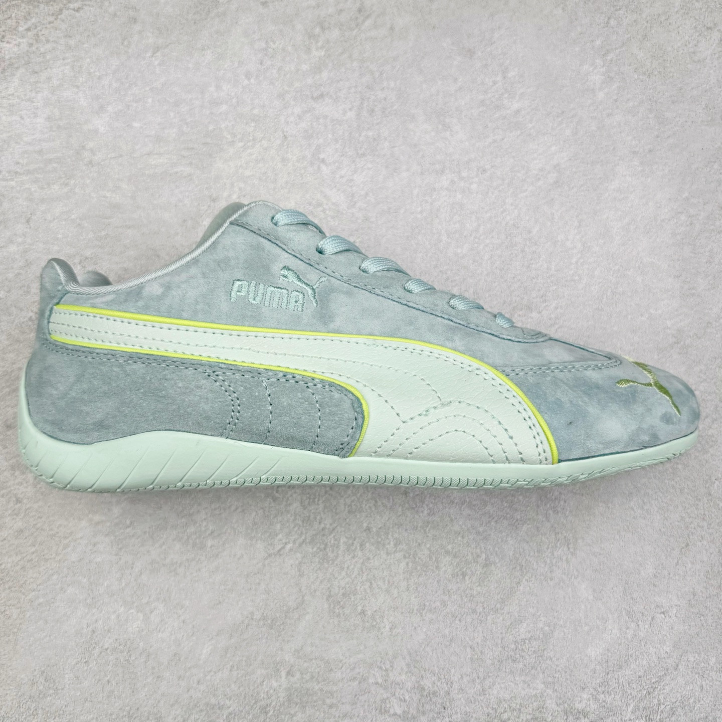 ＃TG特价福利 PUMA Speedca OG 彪马极速赛车系列低帮德训风拼接复古百搭休闲运动赛车鞋 鞋款从80、90年代赛车手所穿的防火赛车鞋为原型，鞋身线条模仿了赛车的流线廓形，体现了空气动力学原理的结构。简约流畅的外观，恰好又和贯穿其中的Formstrip Logo融合恰到好处，视觉上细节丰富且协调。本次Speedcat OG鞋款归来，最大看点自然式保留了窄版鞋型以及薄底构造。这两年各品牌鞋底越做越厚，Speedcat反其道而行之，上脚几乎无鞋底的效果带来耳目一新的视觉体验。鞋面依旧是以质感细腻的麂皮材质打造，并且大面积近乎全包裹的使用，复古味道也愈发浓烈。配色上更是将最原始的黑色和红色带回，向F1赛车队的标志性队服致敬。相信让各位一眼种草的更多是出挑的大红色，上脚即可瞬间点亮整体造型，在以球鞋为核心的OOTD中脱颖而出。而另一款黑色则是低调的万金油，彰显新潮个性的同时又不喧宾夺主，也是热爱简约系穿搭朋友的首选。 尺码：35.5 36 37 37.5 38 38.5 39 40 40.5 41 42 42.5 43 44 44.5 45-选品中心