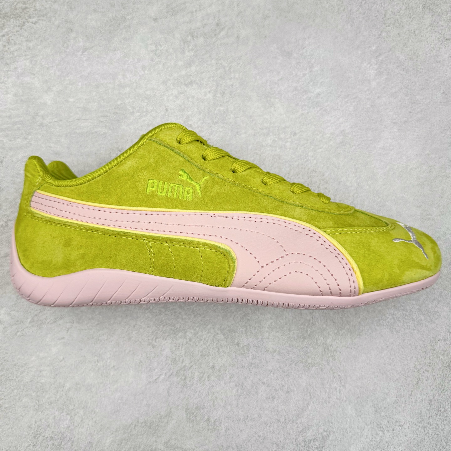 ＃TG特价福利 PUMA Speedca OG 彪马极速赛车系列低帮德训风拼接复古百搭休闲运动赛车鞋 鞋款从80、90年代赛车手所穿的防火赛车鞋为原型，鞋身线条模仿了赛车的流线廓形，体现了空气动力学原理的结构。简约流畅的外观，恰好又和贯穿其中的Formstrip Logo融合恰到好处，视觉上细节丰富且协调。本次Speedcat OG鞋款归来，最大看点自然式保留了窄版鞋型以及薄底构造。这两年各品牌鞋底越做越厚，Speedcat反其道而行之，上脚几乎无鞋底的效果带来耳目一新的视觉体验。鞋面依旧是以质感细腻的麂皮材质打造，并且大面积近乎全包裹的使用，复古味道也愈发浓烈。配色上更是将最原始的黑色和红色带回，向F1赛车队的标志性队服致敬。相信让各位一眼种草的更多是出挑的大红色，上脚即可瞬间点亮整体造型，在以球鞋为核心的OOTD中脱颖而出。而另一款黑色则是低调的万金油，彰显新潮个性的同时又不喧宾夺主，也是热爱简约系穿搭朋友的首选。 尺码：35.5 36 37 37.5 38 38.5 39 40 40.5 41 42 42.5 43 44 44.5 45-选品中心