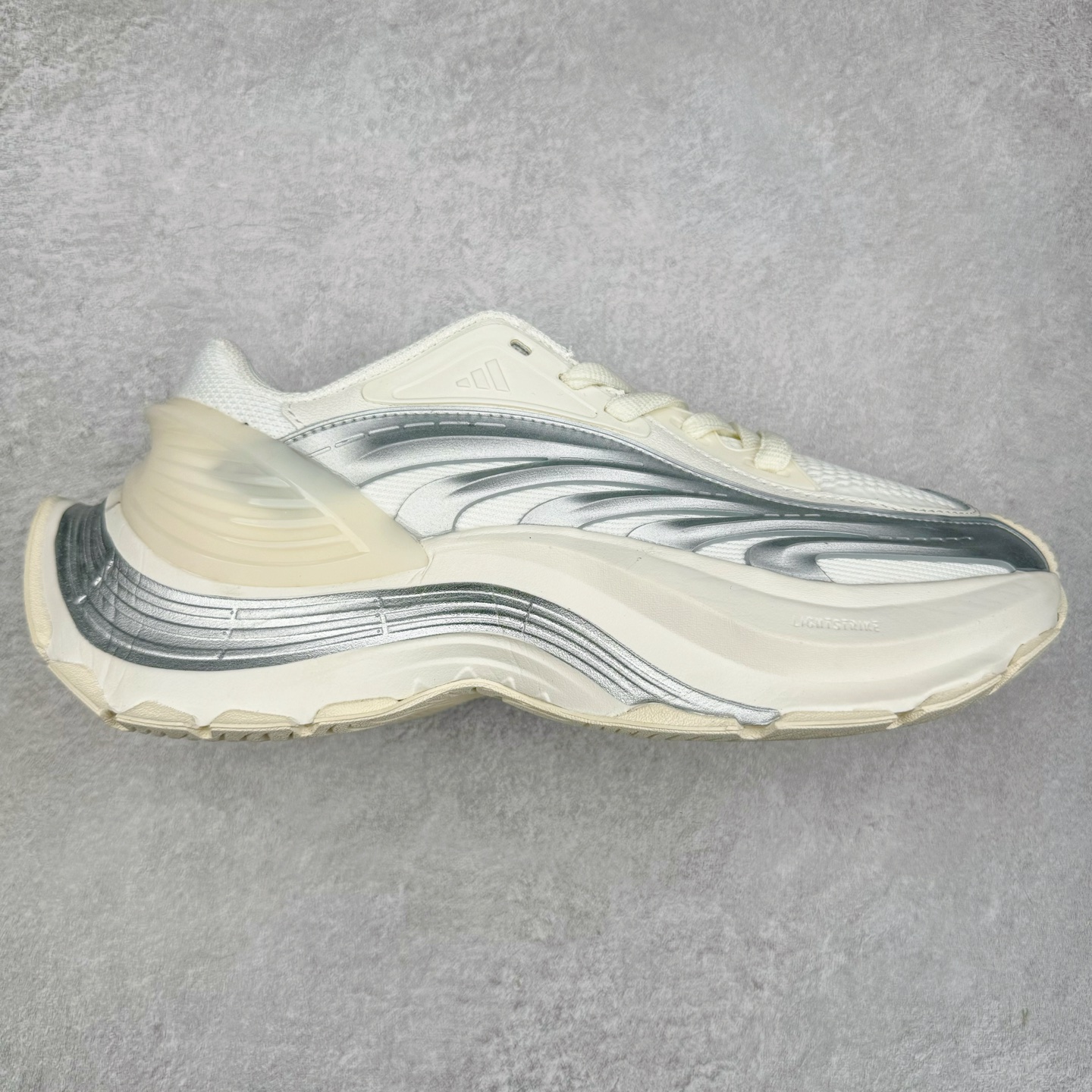 AD XLG MTW系列 舒适百搭防滑耐磨低帮跑步鞋老爹鞋 JR6390 鞋面采用贯穿式银条 完整的线条流畅度带来充分的视觉享受 鞋舌若隐若现的LOGO充满神秘感 夸张的鞋后跟幅度设计 线条感延伸至后跟标志三条杆彰显adidas调性 中底采用LIGHT STRIKE科技 在满足穿搭属性的同时提供舒适的脚感 完整的流线型设计语言 从鞋面贯穿到鞋底以及鞋花纹路 颜值与实力兼具 秀场与日常皆融 未来已来 让我们继续期待 实拍调校N版已经零色差零失真 百分百还原实物色彩所见即所得 不存在货不对板色差等低级问题 选购参考实物拍摄 不混卖不参货 只用心做好货严格选品 承诺混一赔十 尺码：36 36.5 37.5 38 38.5 39 40 40.5 41 42 42.5 43 44 44.5 45-选品中心