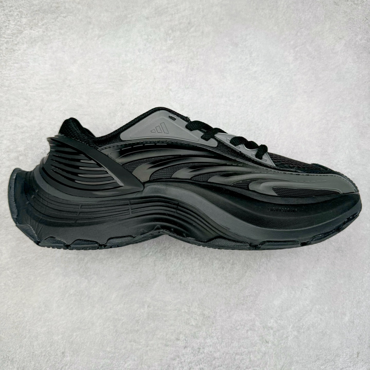 AD XLG MTW系列 舒适百搭防滑耐磨低帮跑步鞋老爹鞋 JR5383 鞋面采用贯穿式银条 完整的线条流畅度带来充分的视觉享受 鞋舌若隐若现的LOGO充满神秘感 夸张的鞋后跟幅度设计 线条感延伸至后跟标志三条杆彰显adidas调性 中底采用LIGHT STRIKE科技 在满足穿搭属性的同时提供舒适的脚感 完整的流线型设计语言 从鞋面贯穿到鞋底以及鞋花纹路 颜值与实力兼具 秀场与日常皆融 未来已来 让我们继续期待 实拍调校N版已经零色差零失真 百分百还原实物色彩所见即所得 不存在货不对板色差等低级问题 选购参考实物拍摄 不混卖不参货 只用心做好货严格选品 承诺混一赔十 尺码：36 36.5 37.5 38 38.5 39 40 40.5 41 42 42.5 43 44 44.5 45-选品中心