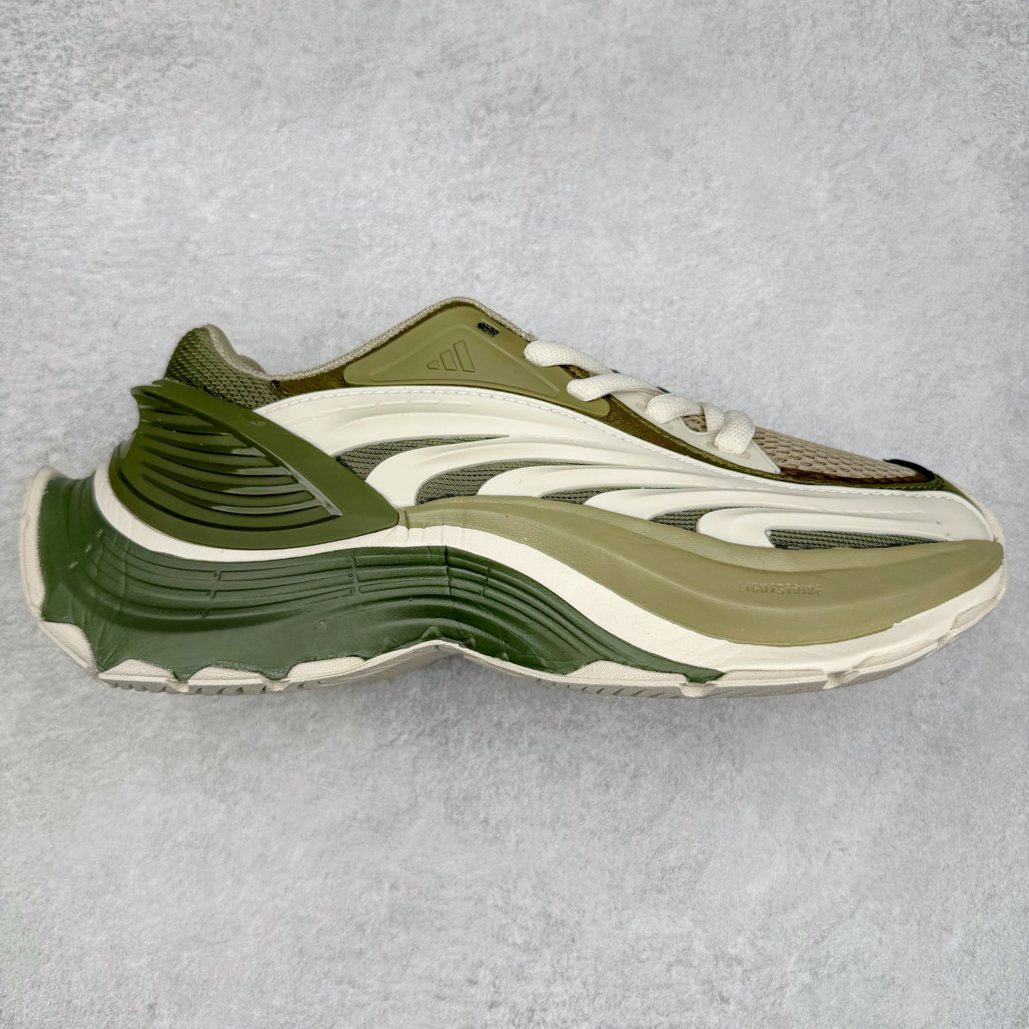 AD XLG MTW系列 舒适百搭防滑耐磨低帮跑步鞋老爹鞋 JR6389 鞋面采用贯穿式银条 完整的线条流畅度带来充分的视觉享受 鞋舌若隐若现的LOGO充满神秘感 夸张的鞋后跟幅度设计 线条感延伸至后跟标志三条杆彰显adidas调性 中底采用LIGHT STRIKE科技 在满足穿搭属性的同时提供舒适的脚感 完整的流线型设计语言 从鞋面贯穿到鞋底以及鞋花纹路 颜值与实力兼具 秀场与日常皆融 未来已来 让我们继续期待 实拍调校N版已经零色差零失真 百分百还原实物色彩所见即所得 不存在货不对板色差等低级问题 选购参考实物拍摄 不混卖不参货 只用心做好货严格选品 承诺混一赔十 尺码：36 36.5 37.5 38 38.5 39 40 40.5 41 42 42.5 43 44 44.5 45-选品中心