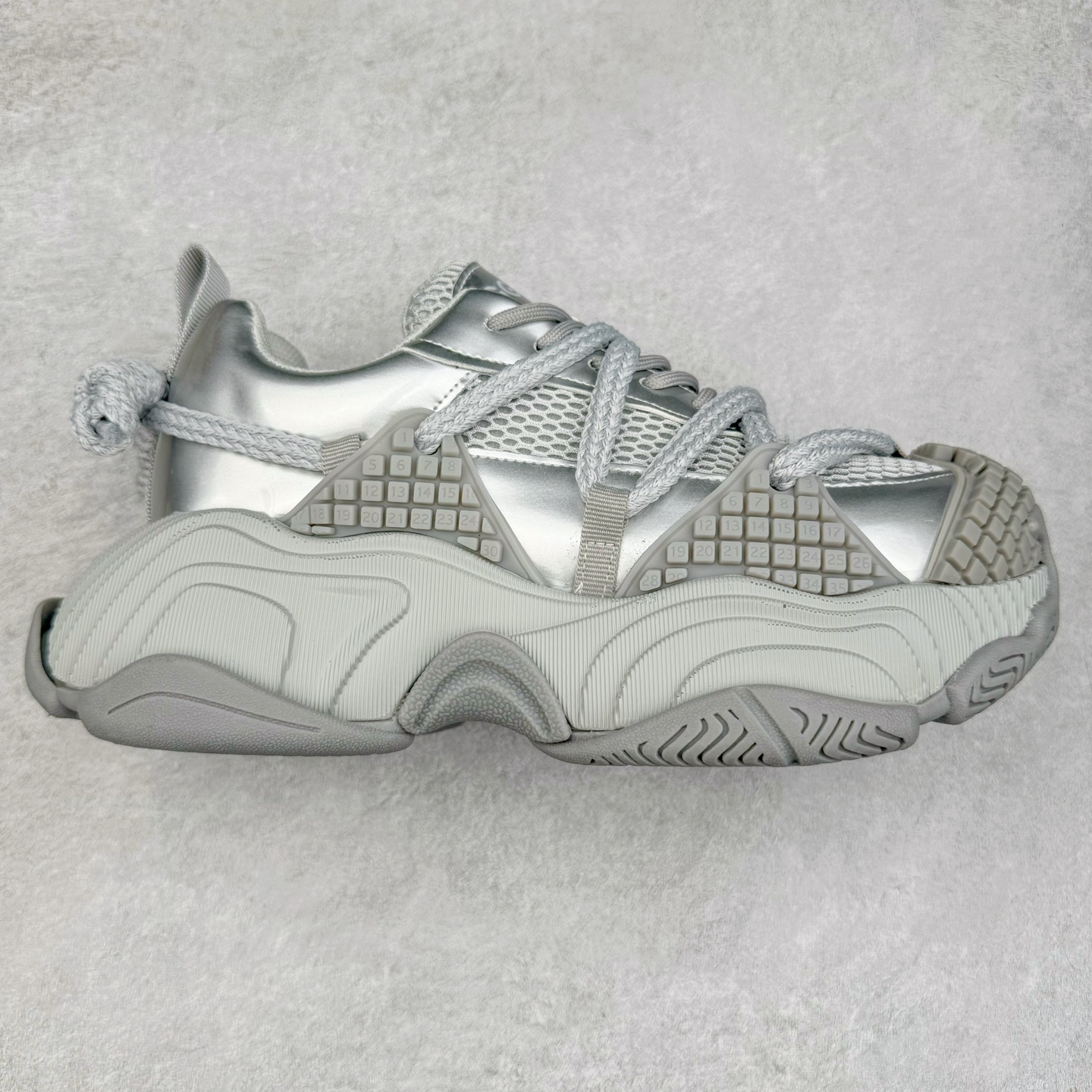 GG-CC时尚休闲松糕鞋厚底增高老爹鞋系列 广东大厂出品 完美细节 25ss春季新款厚底增高 大长腿 时髦look轻松定格 不费力展现率性氛围 高档银盒 酷帅机能风不规则设计大底 轻便舒适百搭 GGcc厚底增高简直就是小个子的快乐! 不管怎么搭都好看~ 尺码:35 36 37 38 39 40-选品中心