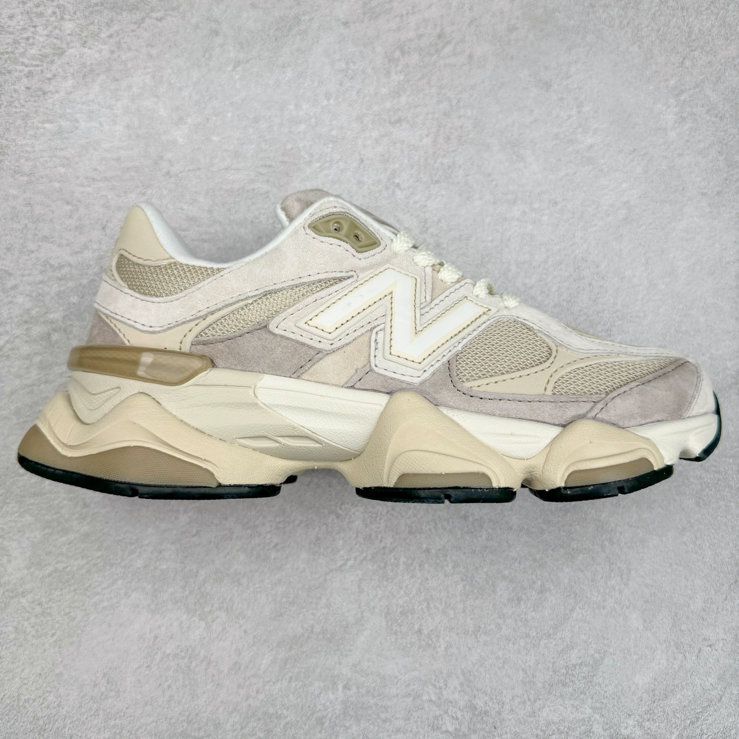 New Balance NB9060 复古运动鞋 新百伦又带来了新鞋型 并且是与芝加哥街头品牌 Joe Freshgoods 的联名款 鞋身主体采用了类似 990 系列的设计风格 与传统复古慢跑鞋区别不大 最大的变化就是鞋底部分 在传统设计的中底外层 增加了多个分区的模块 圆润的线条设计与我们熟悉的 New Balance 风格截然不同 但与同样充满弧形线条的鞋面搭配 看起来毫无违和感 尺码：36-45-选品中心