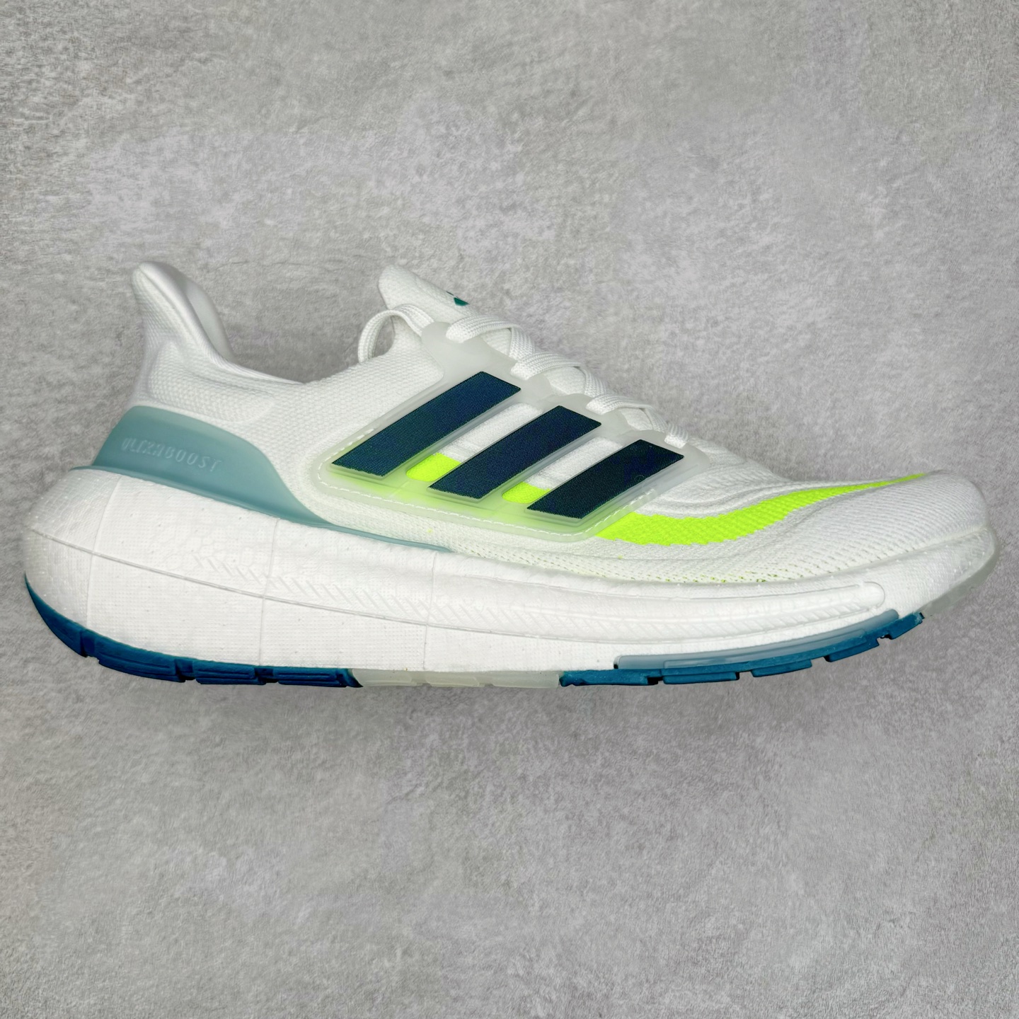 ＃纯原福利 AD Ultra Boost Light UB2023系列低帮袜套式针织透气缓震休闲运动慢跑鞋 历经10年不断创新以科技重塑跑步推出全新超轻新科技跑鞋 力求为跑步添活力 搭载LIGHT BOOST中底的新鲜演绎 无论节奏快慢、距离长短 伴你活力畅跑 延续了该系列的设计语言 采用分区编织鞋面 鞋头处网眼孔洞更大 提升透气性 一体式鞋舌 避免运动中出现偏移 实现鞋脚一体性 鞋侧 TPU 材质 有效提供支撑性 镂空的设计 同时减轻整体重量 最明显的则是中底部分 不仅是厚度夸张 大家最熟悉的 Boost 材质终于迎来升级 减重 30% 带来更轻量化的上脚感受 尺码：36 36.5 37 38 38.5 39 40 40.5 41 42 42.5 43 44 44.5 45-选品中心