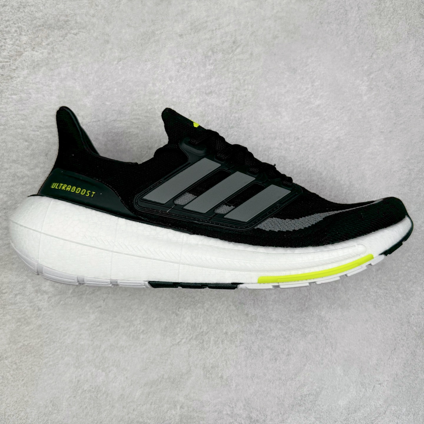 图片[7]-＃纯原福利 AD Ultra Boost Light UB2023系列低帮袜套式针织透气缓震休闲运动慢跑鞋 历经10年不断创新以科技重塑跑步推出全新超轻新科技跑鞋 力求为跑步添活力 搭载LIGHT BOOST中底的新鲜演绎 无论节奏快慢、距离长短 伴你活力畅跑 延续了该系列的设计语言 采用分区编织鞋面 鞋头处网眼孔洞更大 提升透气性 一体式鞋舌 避免运动中出现偏移 实现鞋脚一体性 鞋侧 TPU 材质 有效提供支撑性 镂空的设计 同时减轻整体重量 最明显的则是中底部分 不仅是厚度夸张 大家最熟悉的 Boost 材质终于迎来升级 减重 30% 带来更轻量化的上脚感受 尺码：36 36.5 37 38 38.5 39 40 40.5 41 42 42.5 43 44 44.5 45-选品中心