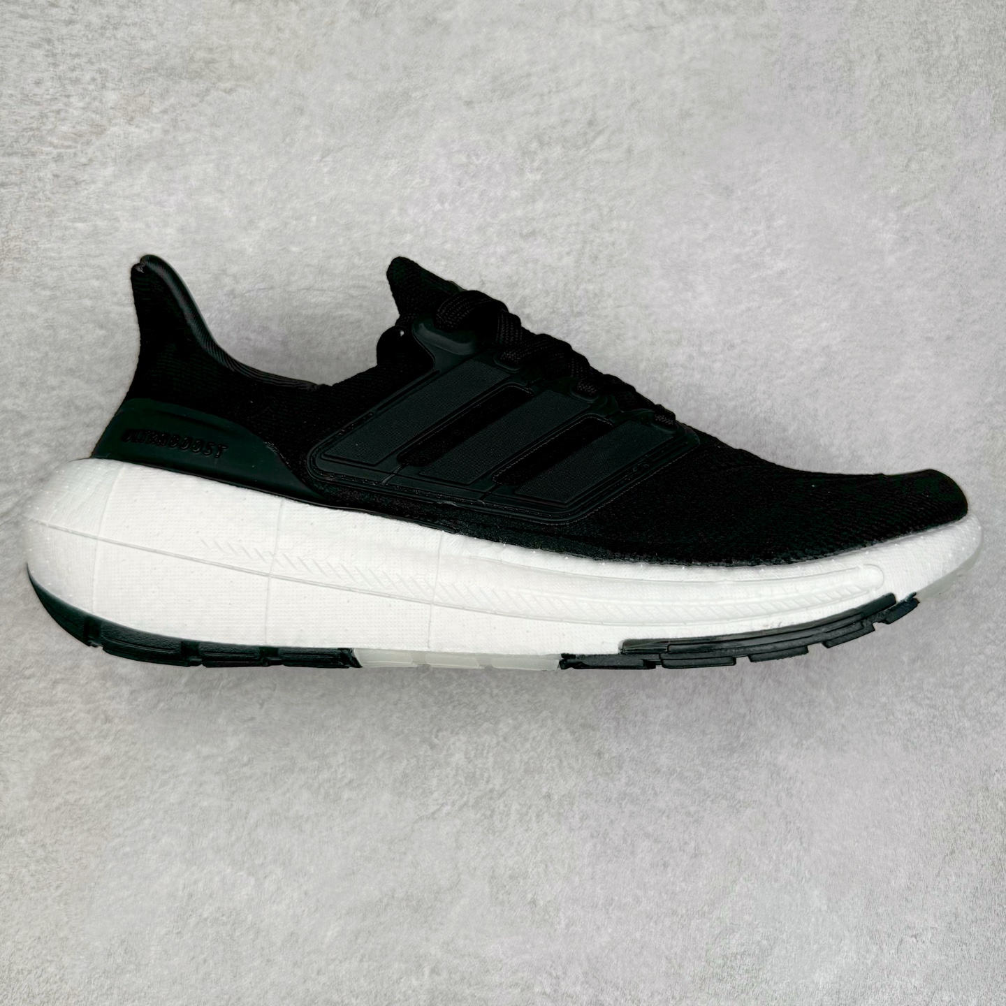 ＃纯原福利 AD Ultra Boost Light UB2023系列低帮袜套式针织透气缓震休闲运动慢跑鞋 历经10年不断创新以科技重塑跑步推出全新超轻新科技跑鞋 力求为跑步添活力 搭载LIGHT BOOST中底的新鲜演绎 无论节奏快慢、距离长短 伴你活力畅跑 延续了该系列的设计语言 采用分区编织鞋面 鞋头处网眼孔洞更大 提升透气性 一体式鞋舌 避免运动中出现偏移 实现鞋脚一体性 鞋侧 TPU 材质 有效提供支撑性 镂空的设计 同时减轻整体重量 最明显的则是中底部分 不仅是厚度夸张 大家最熟悉的 Boost 材质终于迎来升级 减重 30% 带来更轻量化的上脚感受 尺码：36 36.5 37 38 38.5 39 40 40.5 41 42 42.5 43 44 44.5 45-选品中心