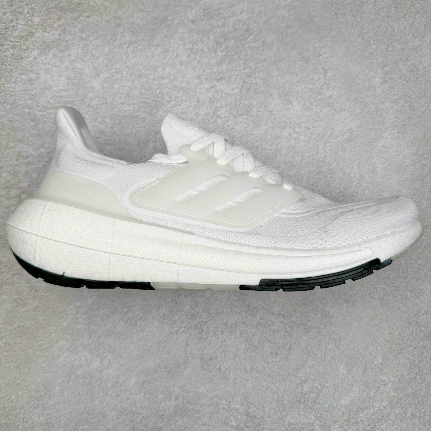 ＃纯原福利 AD Ultra Boost Light UB2023系列低帮袜套式针织透气缓震休闲运动慢跑鞋 历经10年不断创新以科技重塑跑步推出全新超轻新科技跑鞋 力求为跑步添活力 搭载LIGHT BOOST中底的新鲜演绎 无论节奏快慢、距离长短 伴你活力畅跑 延续了该系列的设计语言 采用分区编织鞋面 鞋头处网眼孔洞更大 提升透气性 一体式鞋舌 避免运动中出现偏移 实现鞋脚一体性 鞋侧 TPU 材质 有效提供支撑性 镂空的设计 同时减轻整体重量 最明显的则是中底部分 不仅是厚度夸张 大家最熟悉的 Boost 材质终于迎来升级 减重 30% 带来更轻量化的上脚感受 尺码：36 36.5 37 38 38.5 39 40 40.5 41 42 42.5 43 44 44.5 45-选品中心