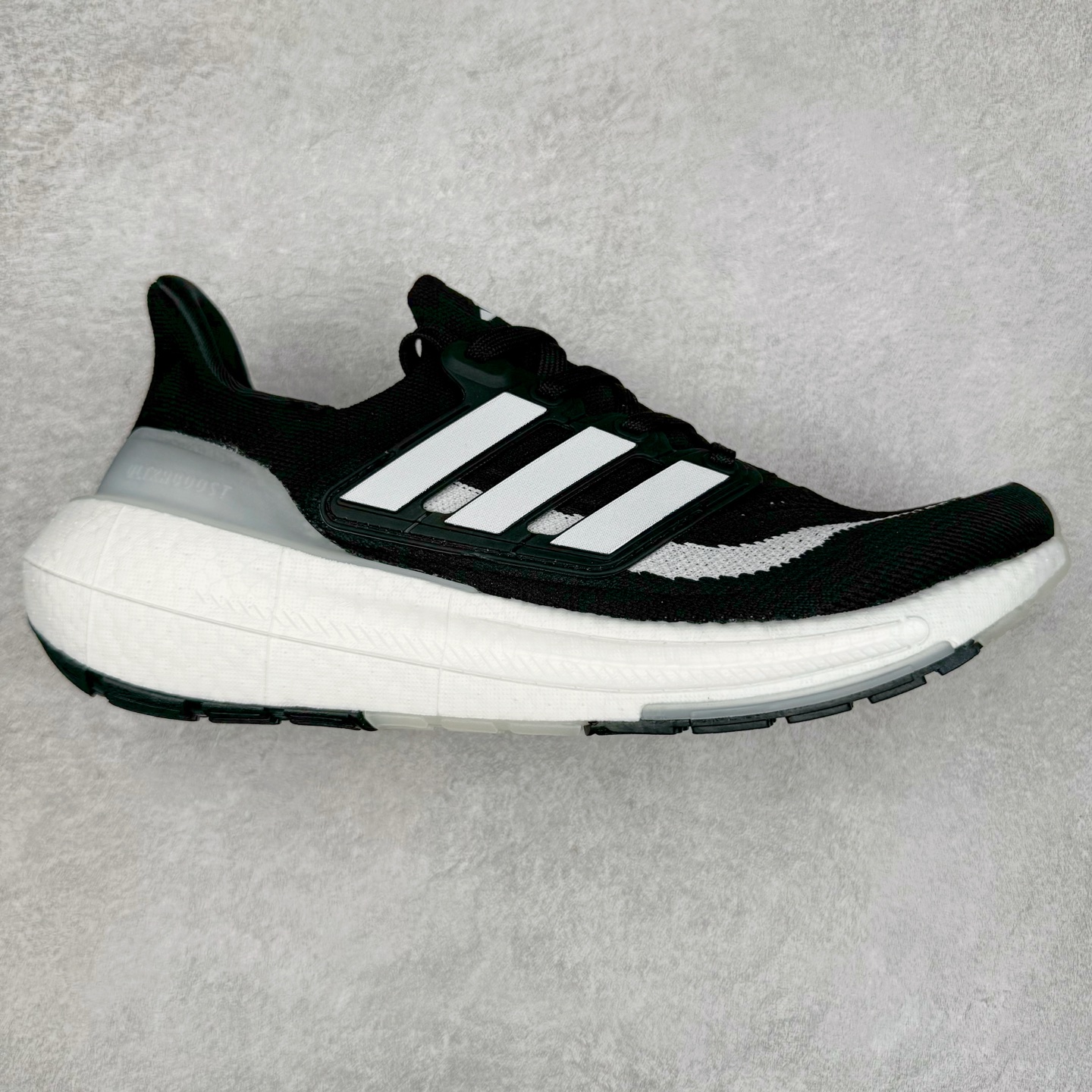 ＃纯原福利 AD Ultra Boost Light UB2023系列低帮袜套式针织透气缓震休闲运动慢跑鞋 历经10年不断创新以科技重塑跑步推出全新超轻新科技跑鞋 力求为跑步添活力 搭载LIGHT BOOST中底的新鲜演绎 无论节奏快慢、距离长短 伴你活力畅跑 延续了该系列的设计语言 采用分区编织鞋面 鞋头处网眼孔洞更大 提升透气性 一体式鞋舌 避免运动中出现偏移 实现鞋脚一体性 鞋侧 TPU 材质 有效提供支撑性 镂空的设计 同时减轻整体重量 最明显的则是中底部分 不仅是厚度夸张 大家最熟悉的 Boost 材质终于迎来升级 减重 30% 带来更轻量化的上脚感受 尺码：36 36.5 37 38 38.5 39 40 40.5 41 42 42.5 43 44 44.5 45-选品中心