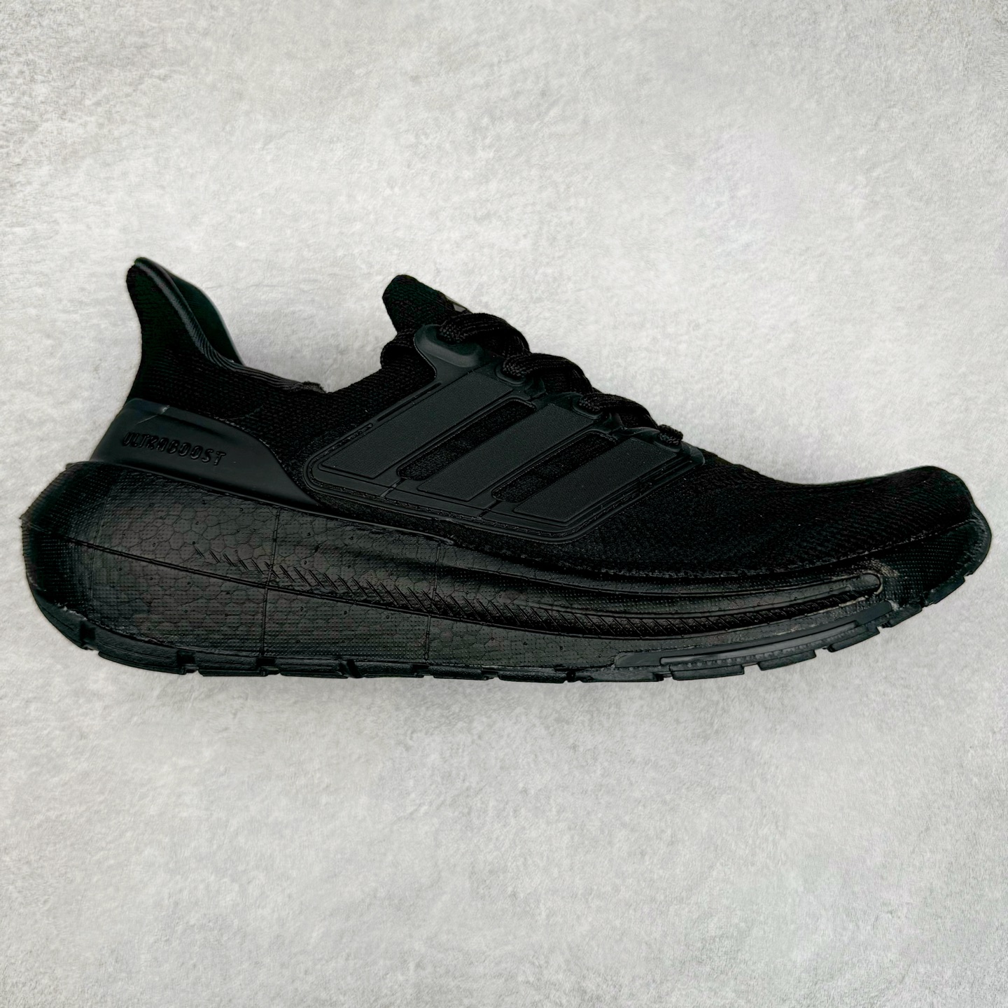 图片[5]-＃纯原福利 AD Ultra Boost Light UB2023系列低帮袜套式针织透气缓震休闲运动慢跑鞋 历经10年不断创新以科技重塑跑步推出全新超轻新科技跑鞋 力求为跑步添活力 搭载LIGHT BOOST中底的新鲜演绎 无论节奏快慢、距离长短 伴你活力畅跑 延续了该系列的设计语言 采用分区编织鞋面 鞋头处网眼孔洞更大 提升透气性 一体式鞋舌 避免运动中出现偏移 实现鞋脚一体性 鞋侧 TPU 材质 有效提供支撑性 镂空的设计 同时减轻整体重量 最明显的则是中底部分 不仅是厚度夸张 大家最熟悉的 Boost 材质终于迎来升级 减重 30% 带来更轻量化的上脚感受 尺码：36 36.5 37 38 38.5 39 40 40.5 41 42 42.5 43 44 44.5 45-选品中心