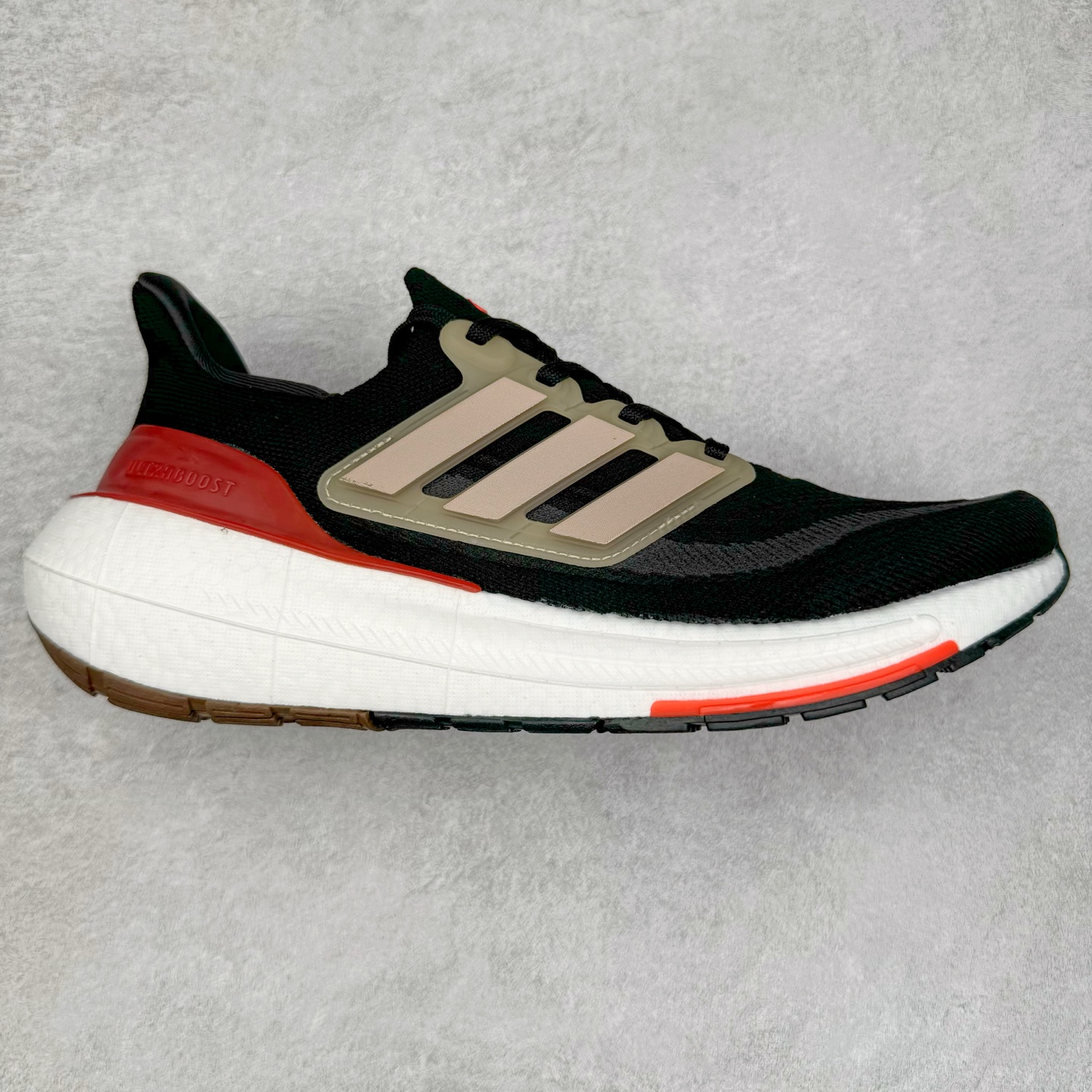 图片[2]-＃纯原福利 AD Ultra Boost Light UB2023系列低帮袜套式针织透气缓震休闲运动慢跑鞋 历经10年不断创新以科技重塑跑步推出全新超轻新科技跑鞋 力求为跑步添活力 搭载LIGHT BOOST中底的新鲜演绎 无论节奏快慢、距离长短 伴你活力畅跑 延续了该系列的设计语言 采用分区编织鞋面 鞋头处网眼孔洞更大 提升透气性 一体式鞋舌 避免运动中出现偏移 实现鞋脚一体性 鞋侧 TPU 材质 有效提供支撑性 镂空的设计 同时减轻整体重量 最明显的则是中底部分 不仅是厚度夸张 大家最熟悉的 Boost 材质终于迎来升级 减重 30% 带来更轻量化的上脚感受 尺码：36 36.5 37 38 38.5 39 40 40.5 41 42 42.5 43 44 44.5 45-选品中心