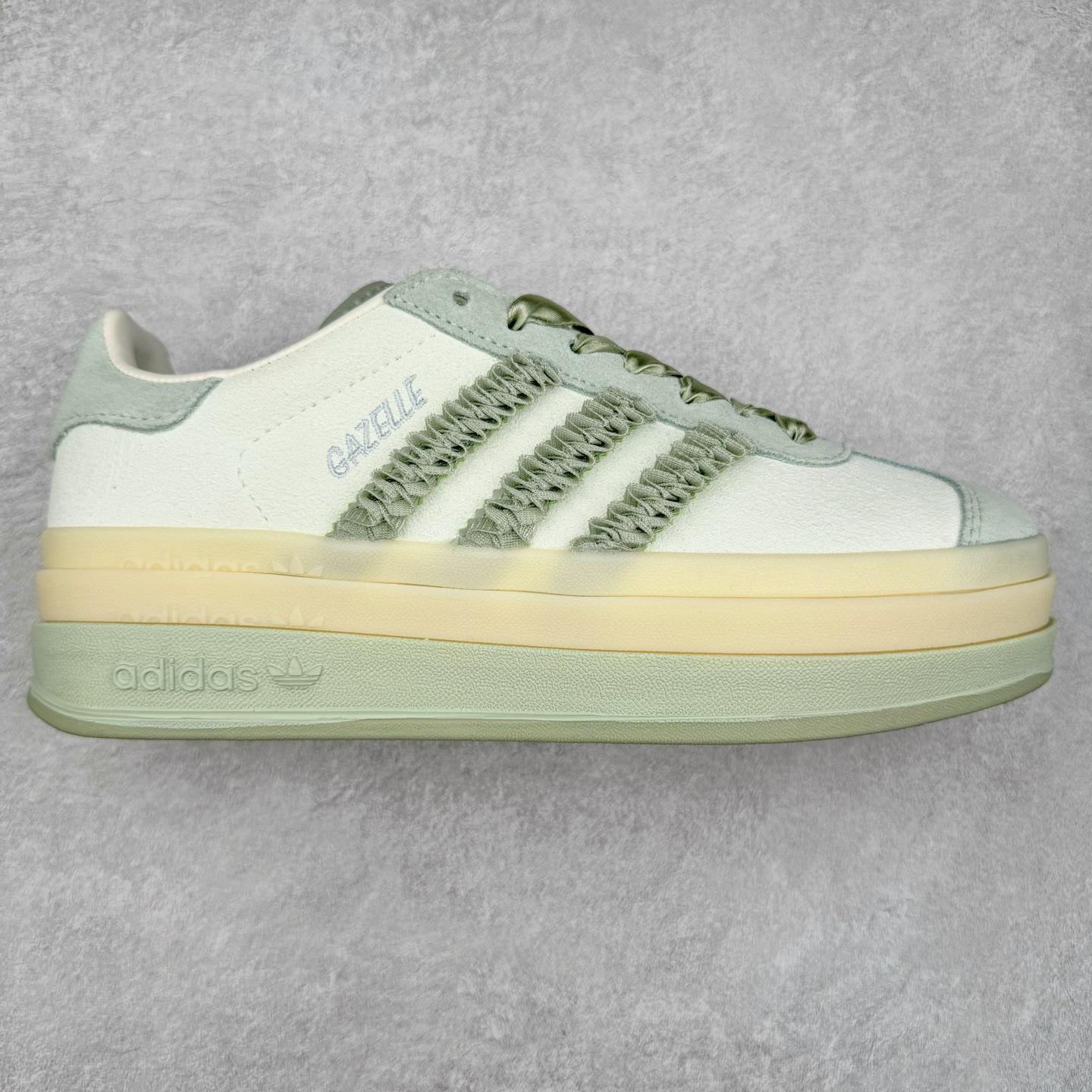 AD Originals Gazelle Bold W 羚羊松糕系列复古百搭厚底增高低帮休闲运动板鞋 JR8373 新的一年就要换新的打扮啦！除了设定变美、健身、减肥等目标外，你已经可以利用鞋子来“偷偷改善身材比例”的愿望了！ 因为有一句话。身高不够。鞋子来凑~赶快入手以下各大运动品牌最新推出的“厚底增高运动鞋”吧。 是最好穿最百搭的长腿神器。 重点是……不仅价格不错～鞋子也不错啊！Originals的Gazelle Bold鞋款打造出「超厚底版本」！延续流线鞋型、经典麂皮材质、白色三条线和侧面烫金标志的复古外型，奶油白鞋底高度直接乘3，出门搭上它，保证一路步步高升。尺码：36 36⅔ 37⅓ 38 38⅔ 39⅓ 40 40.5 41-选品中心