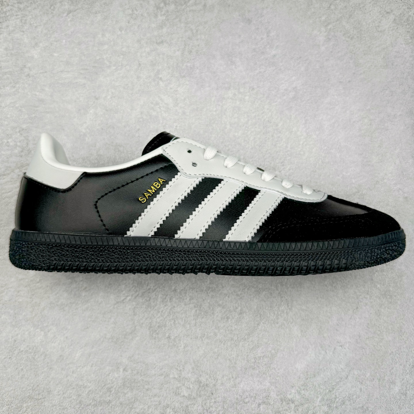 AD Original Samba OG 复古经典轻便板鞋 JP5282 这款桑巴鞋展示了高质量的工艺 带有装饰的超锁缝制和无缝的手感 柔软、柔软的皮革造型和标志性的3条纹完成了精致的外观 正规合身鞋带 鞋面上有绒面鞋垫 橡胶鞋底 享受正畸套筒软感 自50年代首次亮相以来就一直在赢得粉丝的青睐 尺码：36 36.5 37.5 38 38.5 39 40 40.5 41 42 42.5 43 44 44.5 45-选品中心