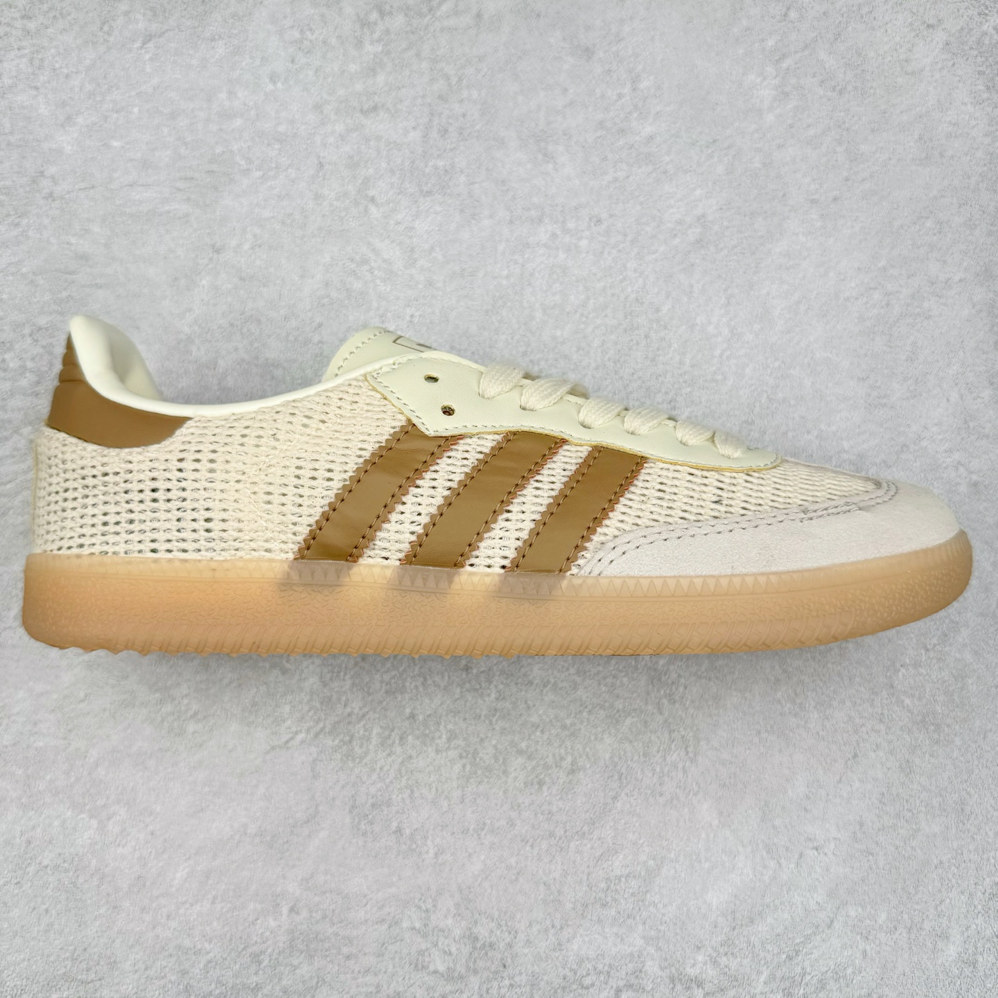 AD Original Samba OG 复古经典轻便板鞋 JI3185 这款桑巴鞋展示了高质量的工艺 带有装饰的超锁缝制和无缝的手感 柔软、柔软的皮革造型和标志性的3条纹完成了精致的外观 正规合身鞋带 鞋面上有绒面鞋垫 橡胶鞋底 享受正畸套筒软感 自50年代首次亮相以来就一直在赢得粉丝的青睐 尺码：36 36.5 37.5 38 38.5 39 40 40.5 41 42 42.5 43 44 44.5 45-选品中心