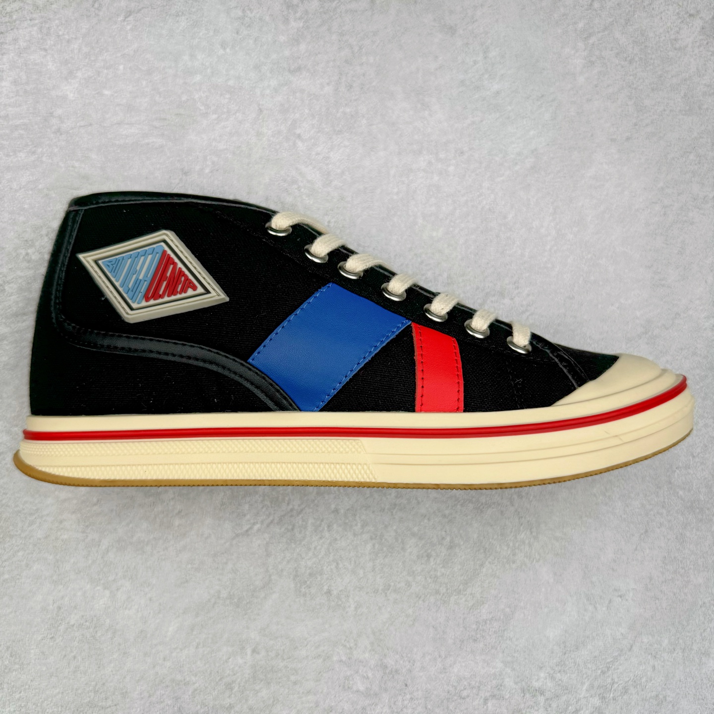 小红书爆款 BOTTEGA VENETA BV25ss 新款复古Eliot运动鞋上市即封神! BV全新的 Eliot 以复古篮球鞋为设计灵感,童趣 的色彩焕发青春活力!男女同款,可以做情侣鞋穿着哦整个鞋子透气舒适,帆布鞋面自重轻盈,鞋帮拼接处以柔软奢华的羊皮镶嵌包裹每只鞋边的红线均为手工绘画,更具品味与态度喔! 尺码:35 36 37 38 39 40-选品中心