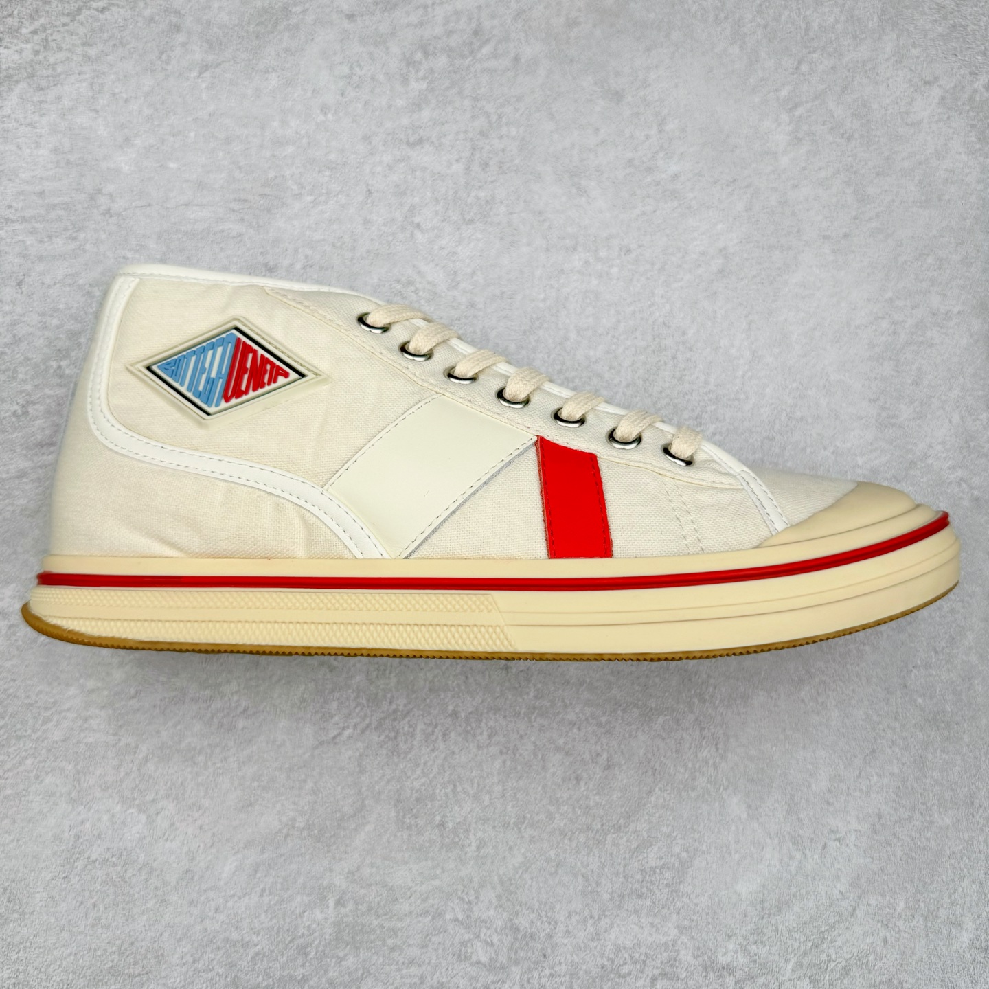 小红书爆款 BOTTEGA VENETA BV25ss 新款复古Eliot运动鞋上市即封神! BV全新的 Eliot 以复古篮球鞋为设计灵感,童趣 的色彩焕发青春活力!男女同款,可以做情侣鞋穿着哦整个鞋子透气舒适,帆布鞋面自重轻盈,鞋帮拼接处以柔软奢华的羊皮镶嵌包裹每只鞋边的红线均为手工绘画,更具品味与态度喔! 尺码:35 36 37 38 39 40-选品中心