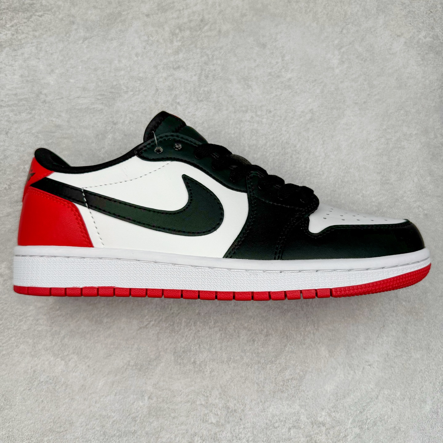 ＃福利特价 Air Jordan AJ1 Low 低帮系列 百分百全新货品 零氧化发霉 给足利润空间操作 超乎所想的高性价比 原装楦头纸板开发 完美鞋型 超高清洁度 鞋型不臃肿别扭 原厂内置全掌气垫 A模大底 鞋舌AJ原厂专用牛津布 AJ专用反口珍珠布 原厂无杂质高弹内里海棉 特殊封边弹力鞋带 原鞋开模 拒绝公底 购置公司同步原材料 都有细节原汁原味 忠于原版 尺码：36 36.5 37.5 38 38.5 39 40 40.5 41 42 42.5 43 44 44.5 45 46-选品中心