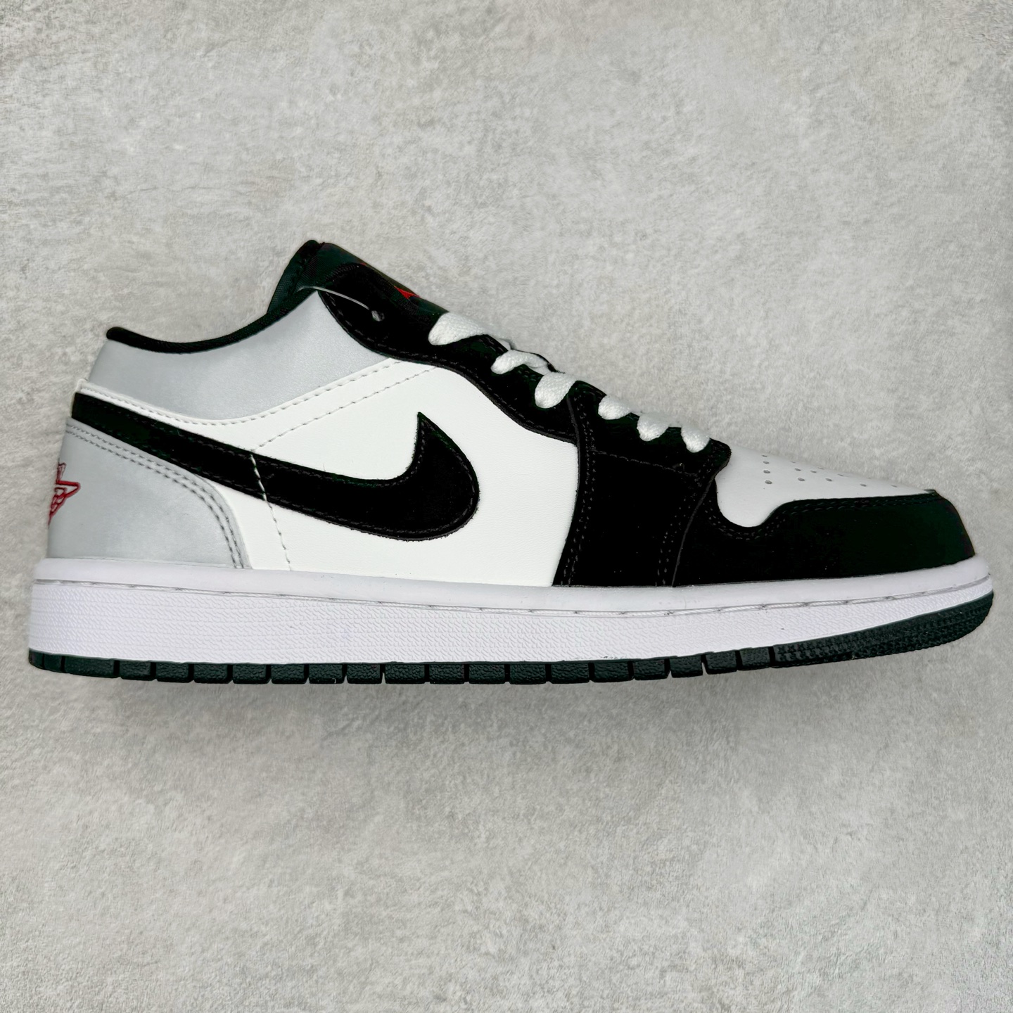 图片[2]-＃福利特价 Air Jordan AJ1 Low 低帮系列 百分百全新货品 零氧化发霉 给足利润空间操作 超乎所想的高性价比 原装楦头纸板开发 完美鞋型 超高清洁度 鞋型不臃肿别扭 原厂内置全掌气垫 A模大底 鞋舌AJ原厂专用牛津布 AJ专用反口珍珠布 原厂无杂质高弹内里海棉 特殊封边弹力鞋带 原鞋开模 拒绝公底 购置公司同步原材料 都有细节原汁原味 忠于原版 尺码：36 36.5 37.5 38 38.5 39 40 40.5 41 42 42.5 43 44 44.5 45 46-选品中心