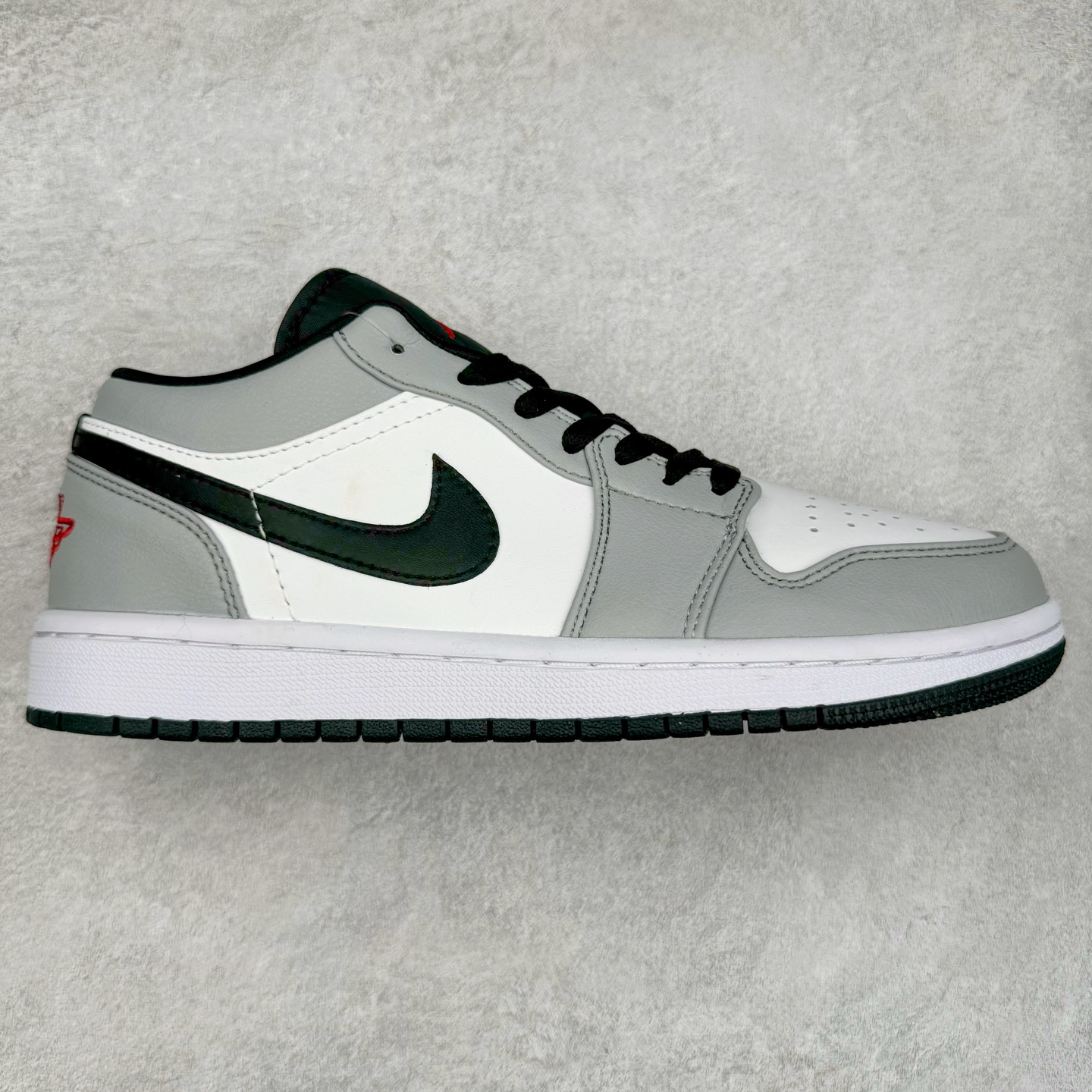＃福利特价 Air Jordan AJ1 Low 低帮系列 百分百全新货品 零氧化发霉 给足利润空间操作 超乎所想的高性价比 原装楦头纸板开发 完美鞋型 超高清洁度 鞋型不臃肿别扭 原厂内置全掌气垫 A模大底 鞋舌AJ原厂专用牛津布 AJ专用反口珍珠布 原厂无杂质高弹内里海棉 特殊封边弹力鞋带 原鞋开模 拒绝公底 购置公司同步原材料 都有细节原汁原味 忠于原版 尺码：36 36.5 37.5 38 38.5 39 40 40.5 41 42 42.5 43 44 44.5 45 46-选品中心